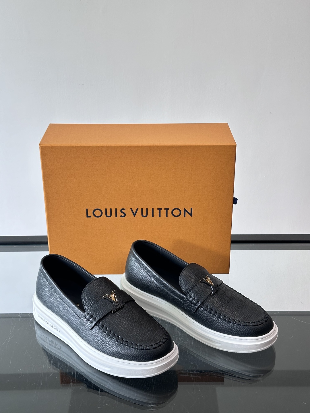 L.V Estate男士经典休闲乐福鞋，取材柔软牛皮革制成，营造休闲舒适体验。饰带点缀 LV 字母装饰，