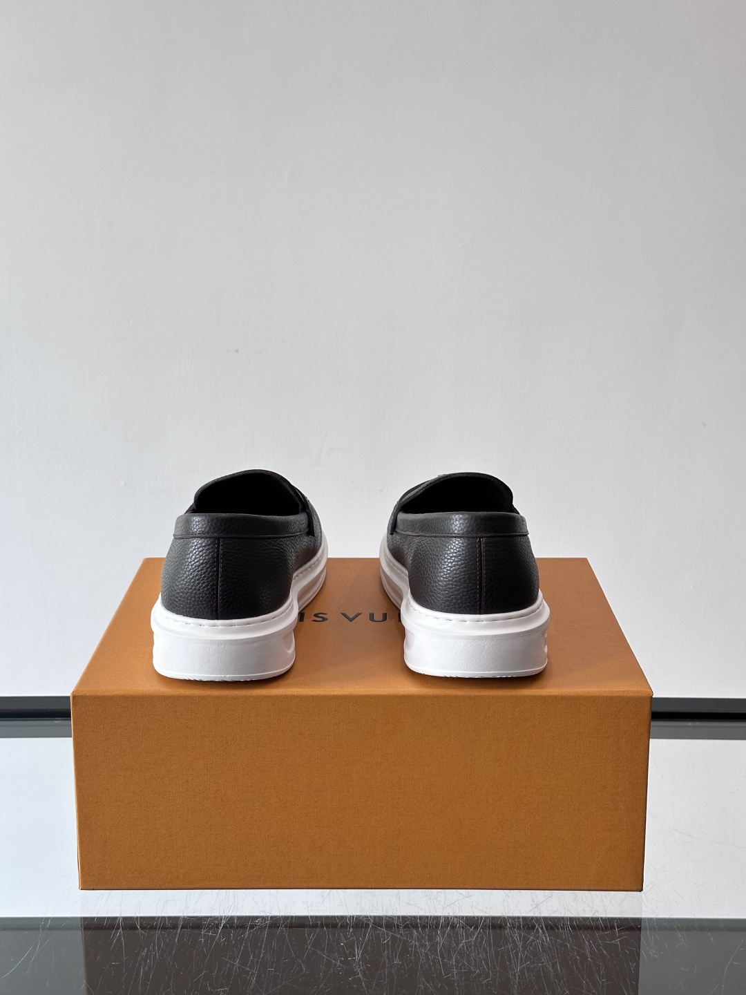 L.V Estate男士经典休闲乐福鞋，取材柔软牛皮革制成，营造休闲舒适体验。饰带点缀 LV 字母装饰，