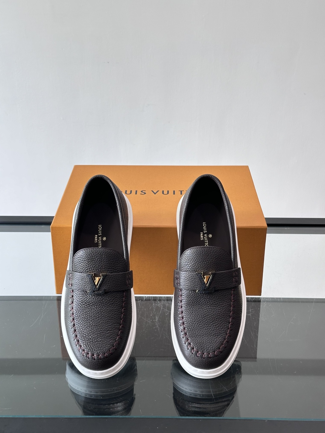 L.V Estate男士经典休闲乐福鞋，取材柔软牛皮革制成，营造休闲舒适体验。饰带点缀 LV 字母装饰，