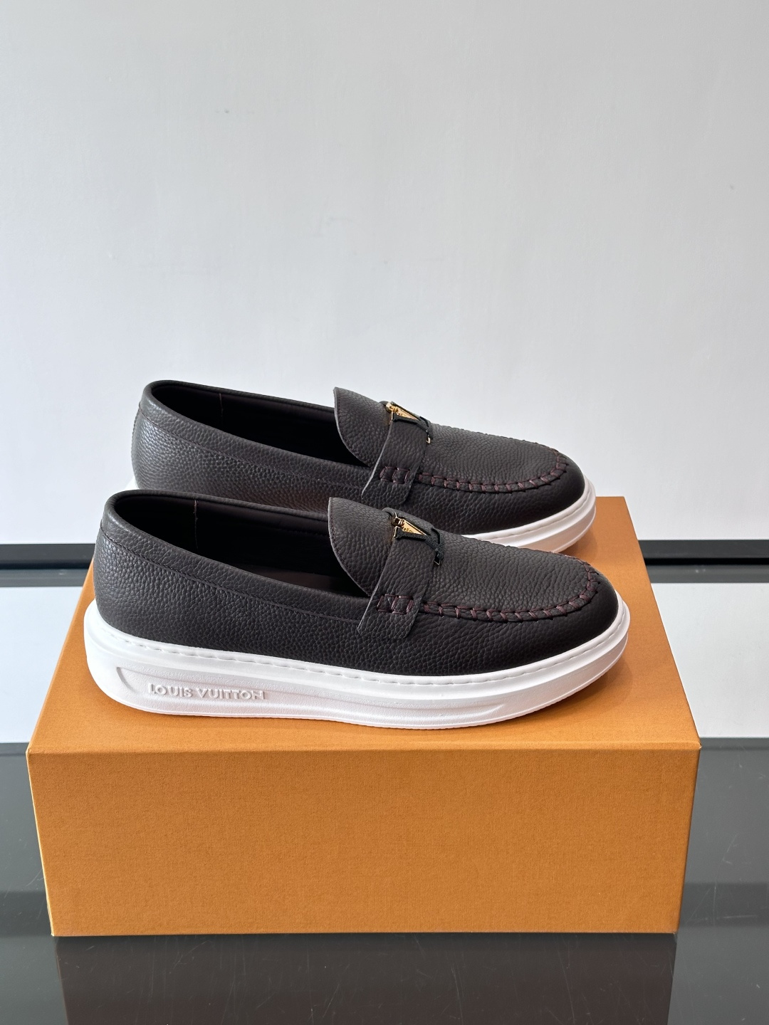 L.V Estate男士经典休闲乐福鞋，取材柔软牛皮革制成，营造休闲舒适体验。饰带点缀 LV 字母装饰，