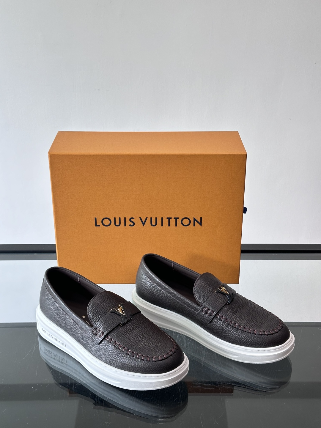 L.V Estate男士经典休闲乐福鞋，取材柔软牛皮革制成，营造休闲舒适体验。饰带点缀 LV 字母装饰，