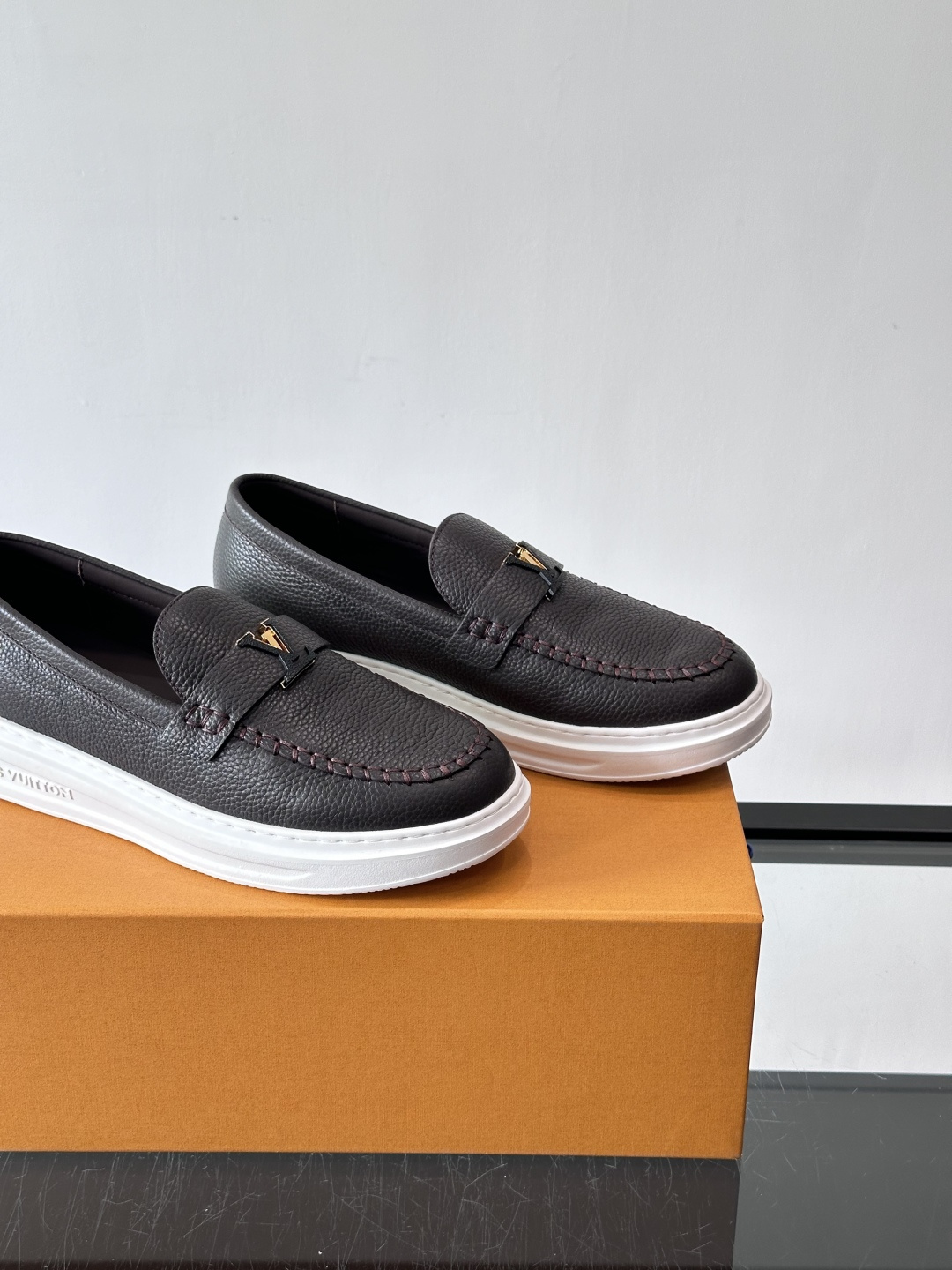 L.V Estate男士经典休闲乐福鞋，取材柔软牛皮革制成，营造休闲舒适体验。饰带点缀 LV 字母装饰，