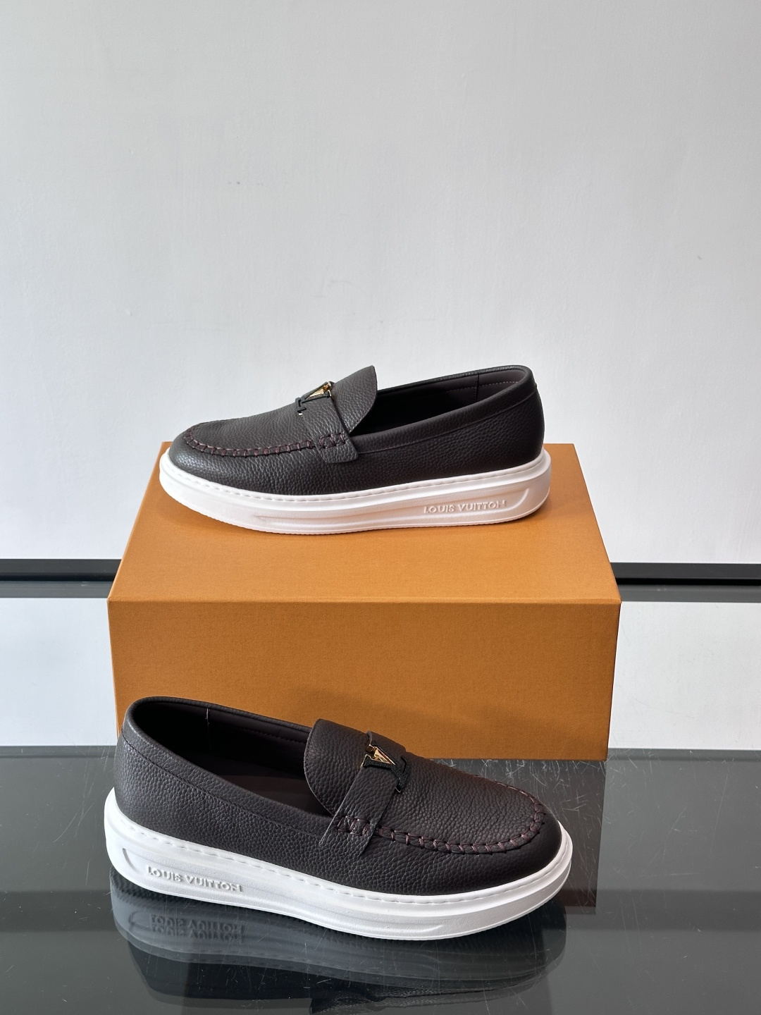 L.V Estate男士经典休闲乐福鞋，取材柔软牛皮革制成，营造休闲舒适体验。饰带点缀 LV 字母装饰，