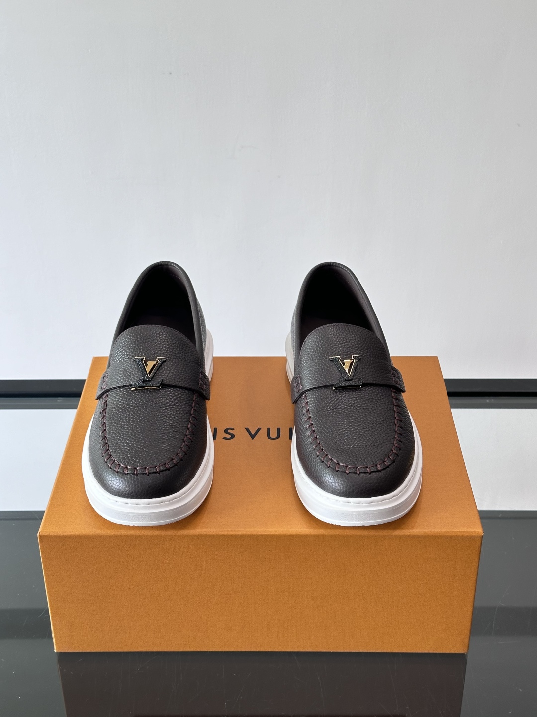 L.V Estate男士经典休闲乐福鞋，取材柔软牛皮革制成，营造休闲舒适体验。饰带点缀 LV 字母装饰，