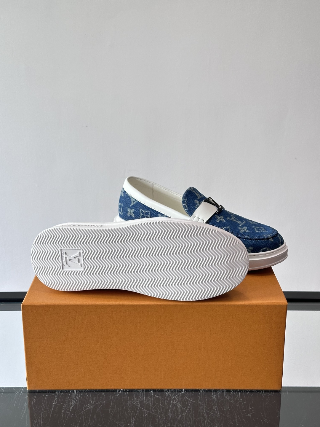 L.V Estate男士经典休闲乐福鞋，取材柔软牛仔面料➕牛皮革制成，营造休闲舒适体验。饰带点缀 LV 