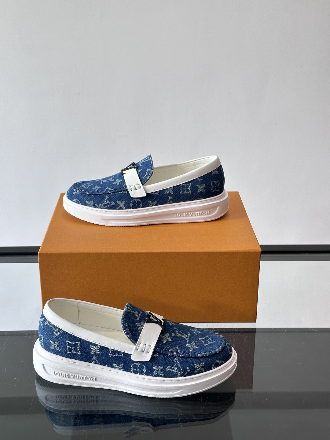 L.V Estate男士经典休闲乐福鞋，取材柔软牛仔面料➕牛皮革制成，营造休闲舒适体验。饰带点缀 LV 