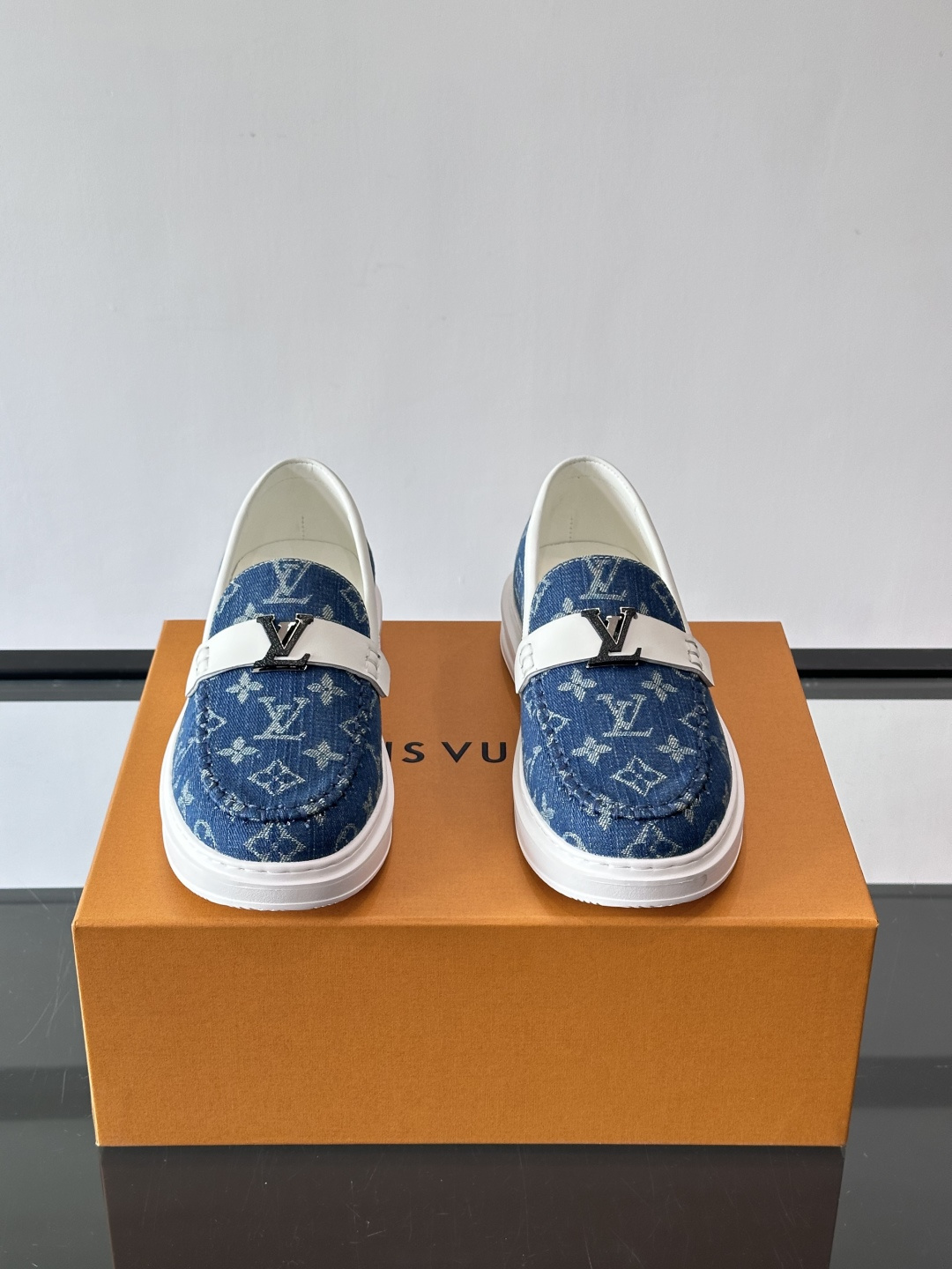 L.V Estate男士经典休闲乐福鞋，取材柔软牛仔面料➕牛皮革制成，营造休闲舒适体验。饰带点缀 LV 
