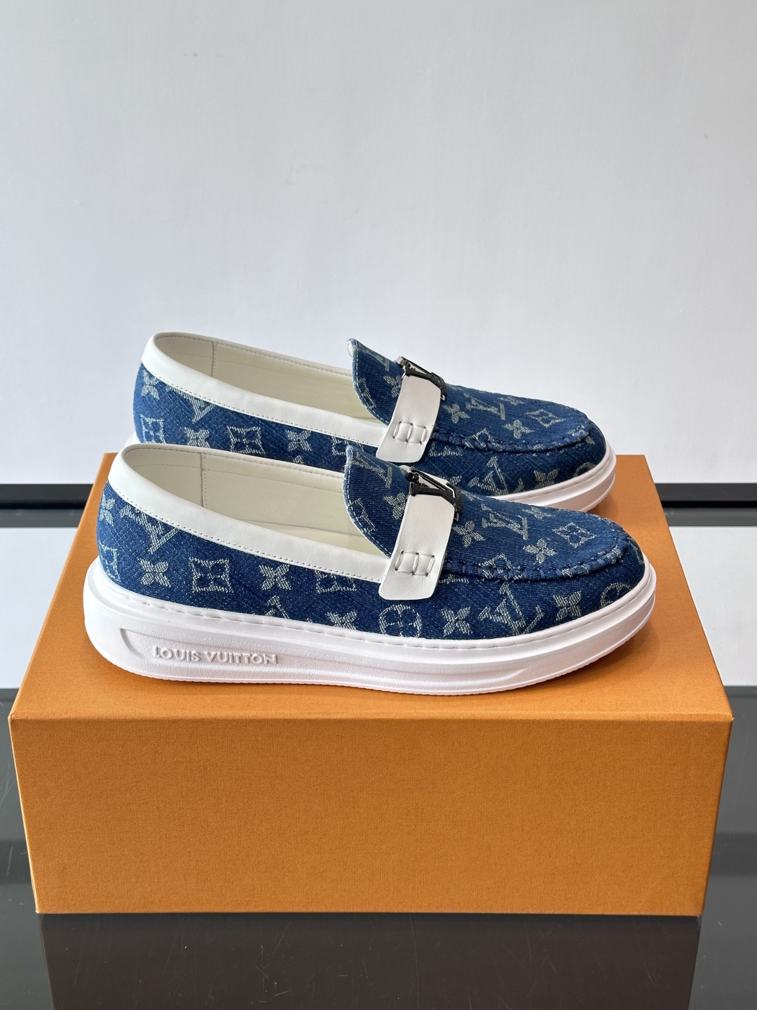 L.V Estate男士经典休闲乐福鞋，取材柔软牛仔面料➕牛皮革制成，营造休闲舒适体验。饰带点缀 LV 