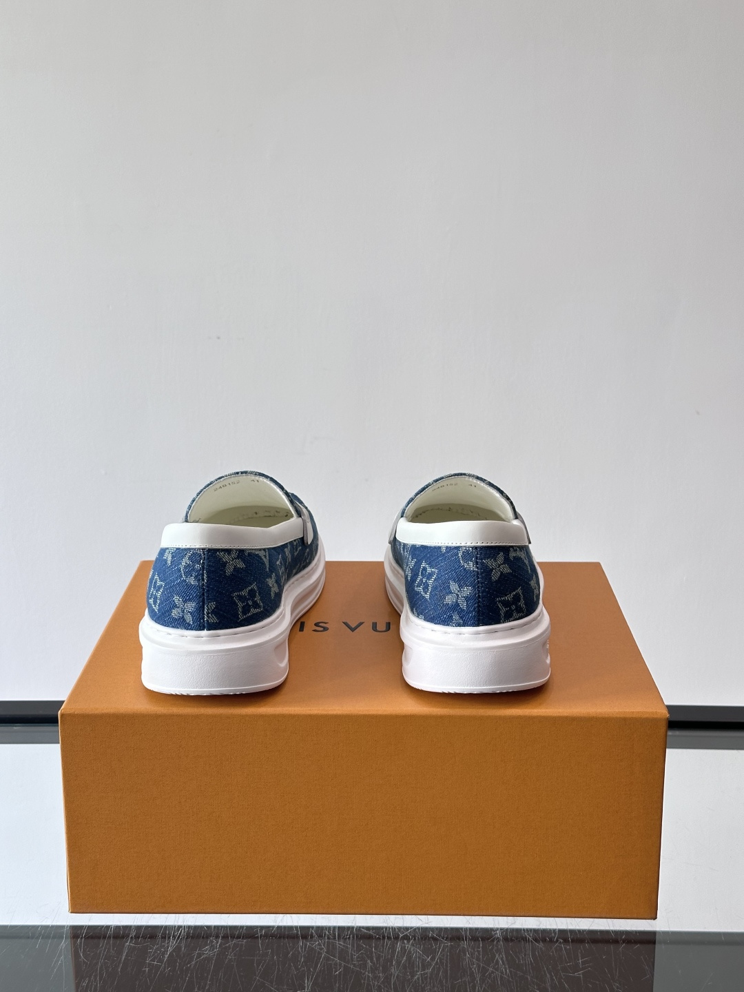 L.V Estate男士经典休闲乐福鞋，取材柔软牛仔面料➕牛皮革制成，营造休闲舒适体验。饰带点缀 LV 