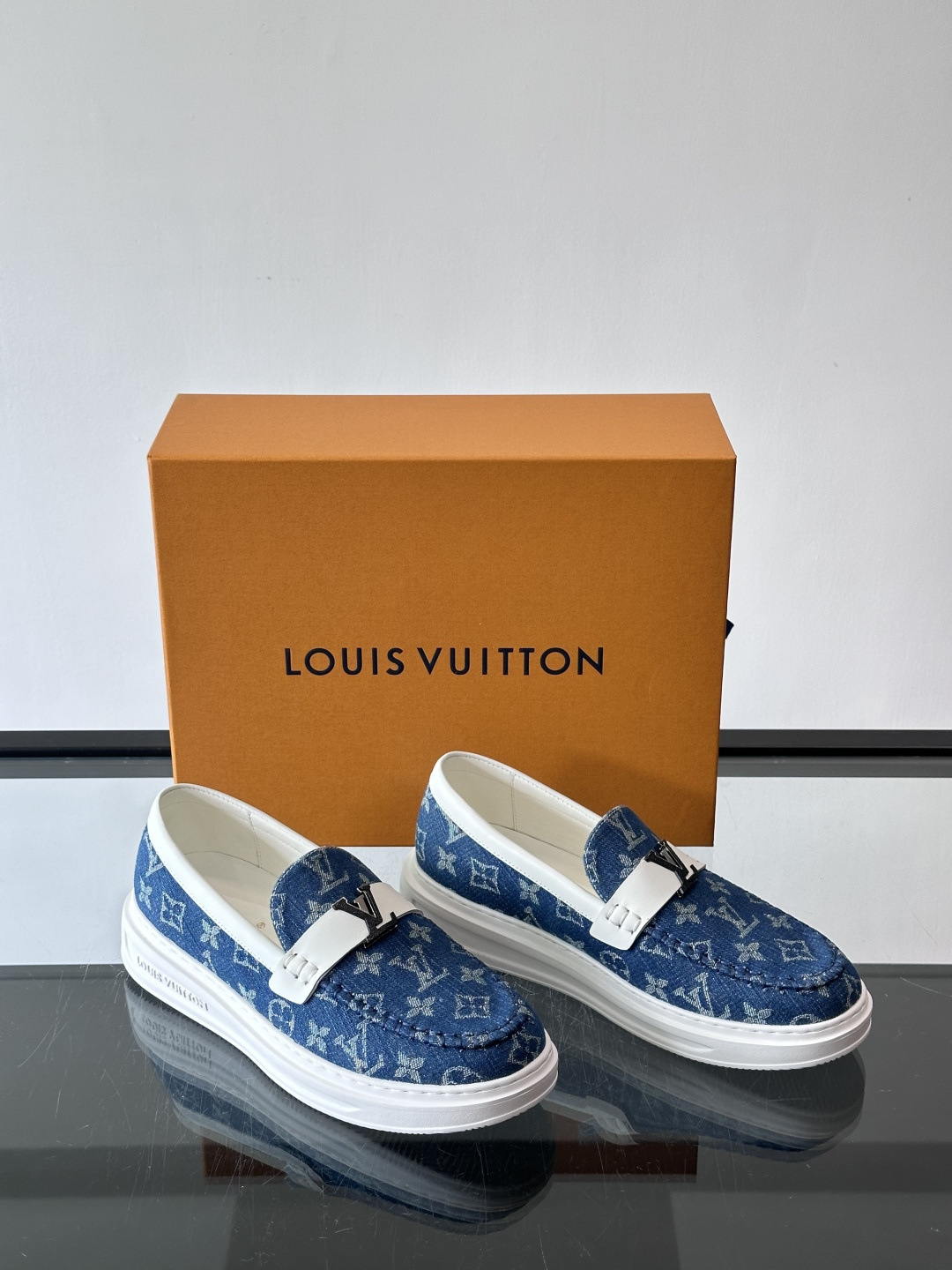 L.V Estate男士经典休闲乐福鞋，取材柔软牛仔面料➕牛皮革制成，营造休闲舒适体验。饰带点缀 LV 