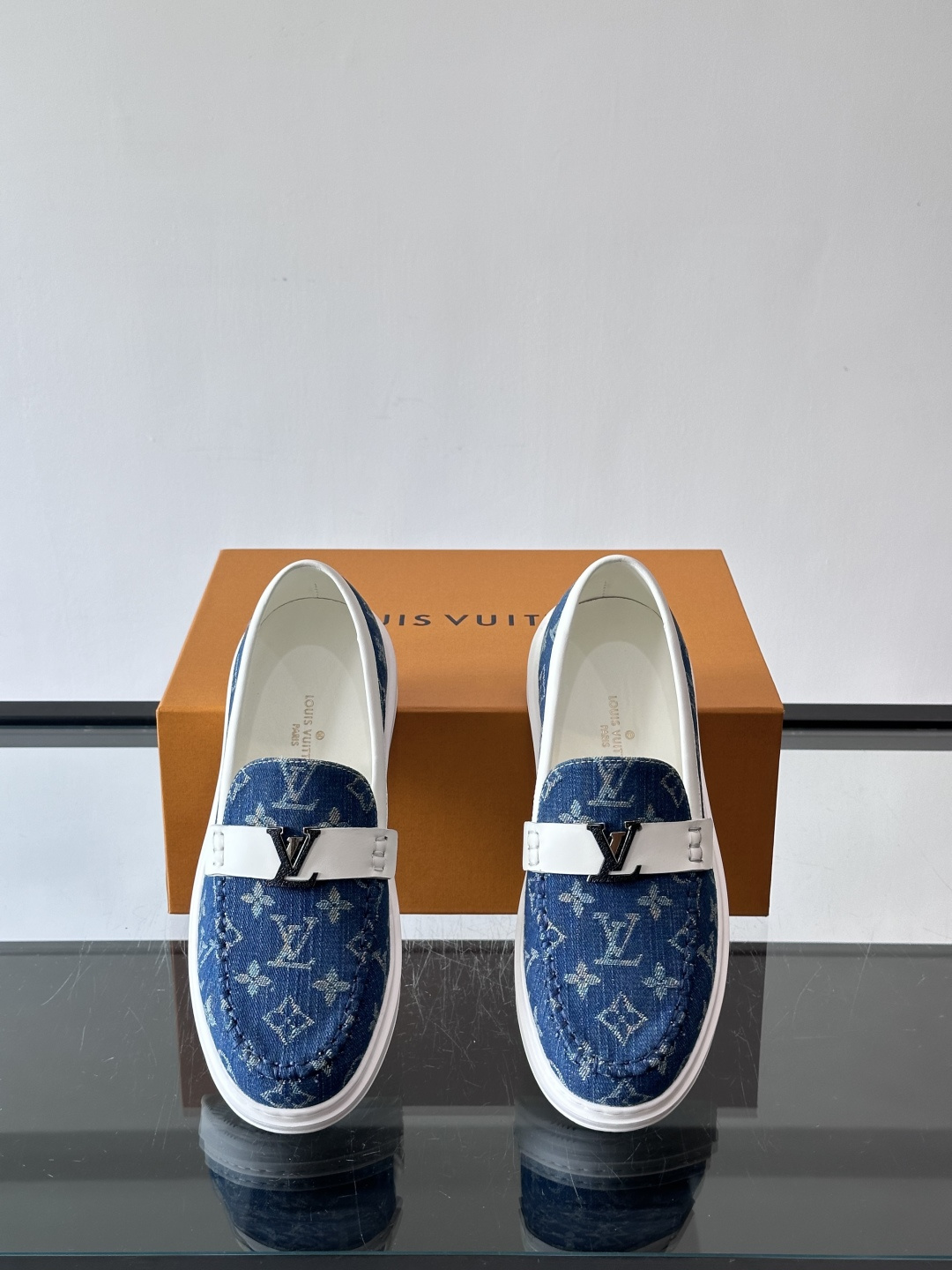L.V Estate男士经典休闲乐福鞋，取材柔软牛仔面料➕牛皮革制成，营造休闲舒适体验。饰带点缀 LV 