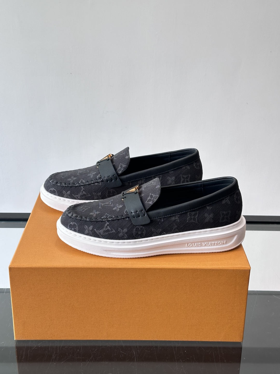 L.V Estate男士经典休闲乐福鞋，取材柔软牛仔面料➕牛皮革制成，营造休闲舒适体验。饰带点缀 LV 
