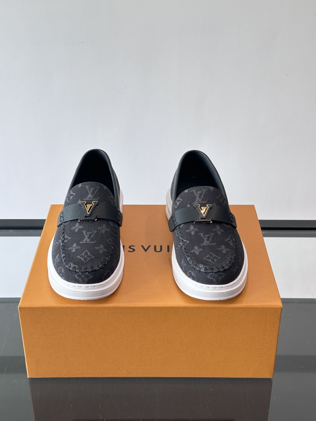 L.V Estate男士经典休闲乐福鞋，取材柔软牛仔面料➕牛皮革制成，营造休闲舒适体验。饰带点缀 LV 