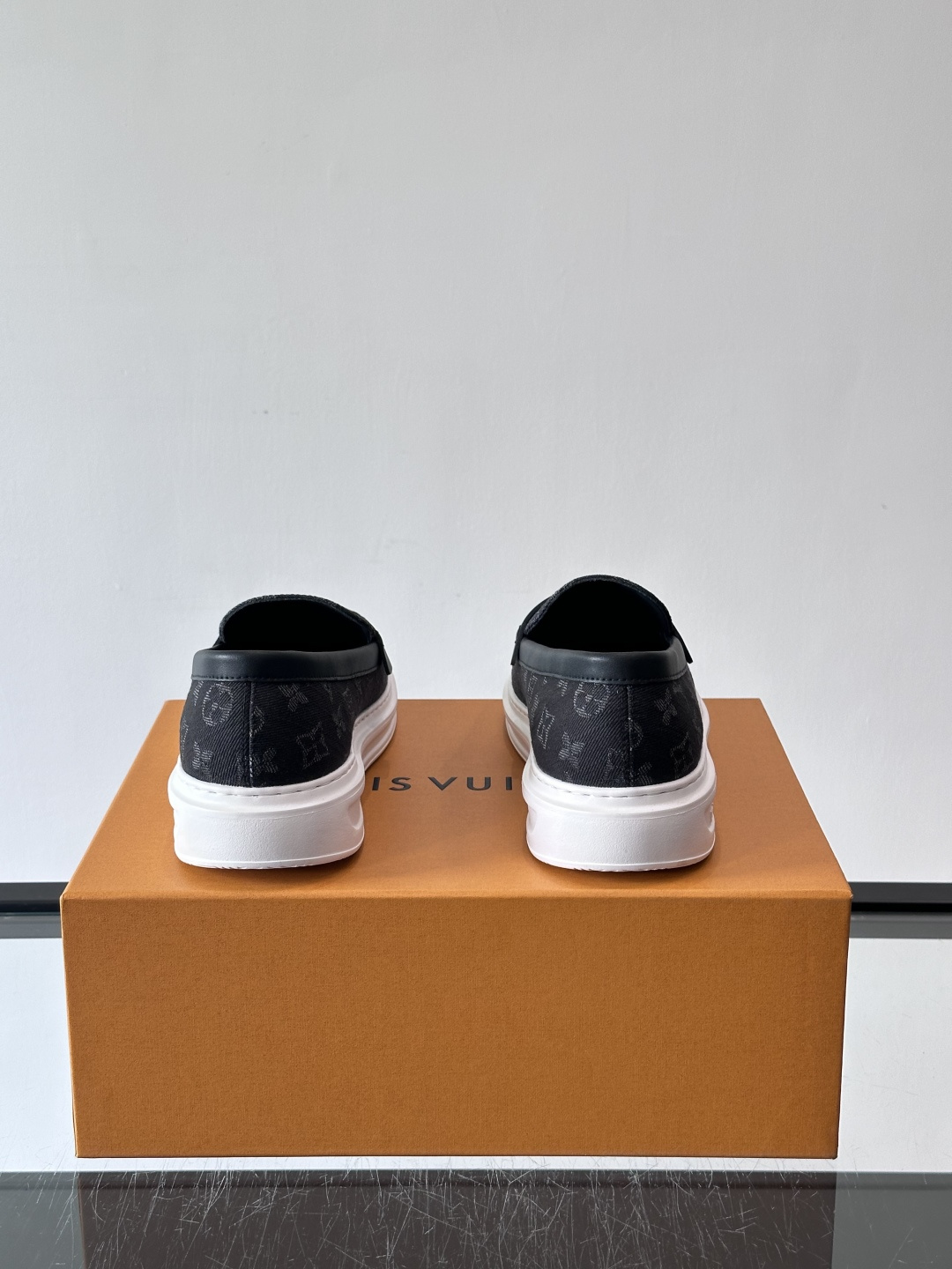 L.V Estate男士经典休闲乐福鞋，取材柔软牛仔面料➕牛皮革制成，营造休闲舒适体验。饰带点缀 LV 