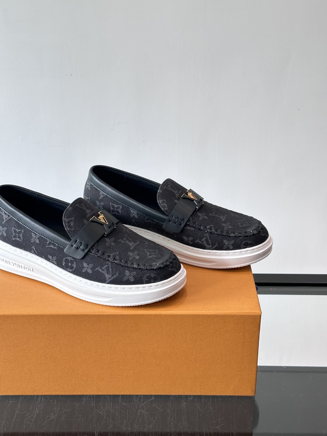 L.V Estate男士经典休闲乐福鞋，取材柔软牛仔面料➕牛皮革制成，营造休闲舒适体验。饰带点缀 LV 