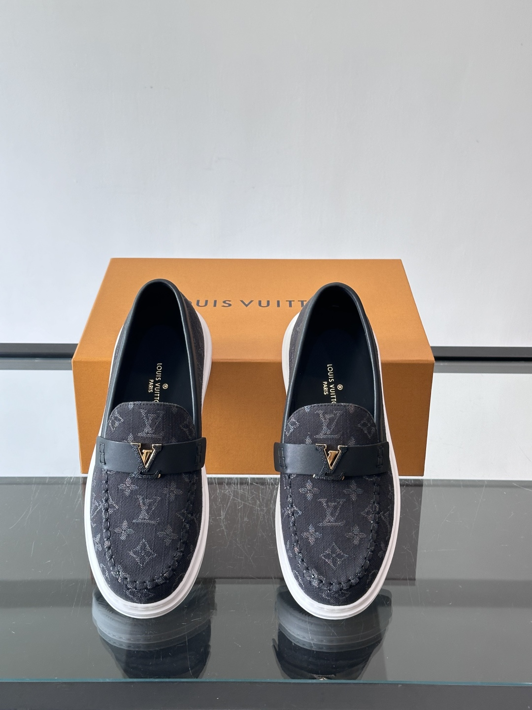 L.V Estate男士经典休闲乐福鞋，取材柔软牛仔面料➕牛皮革制成，营造休闲舒适体验。饰带点缀 LV 