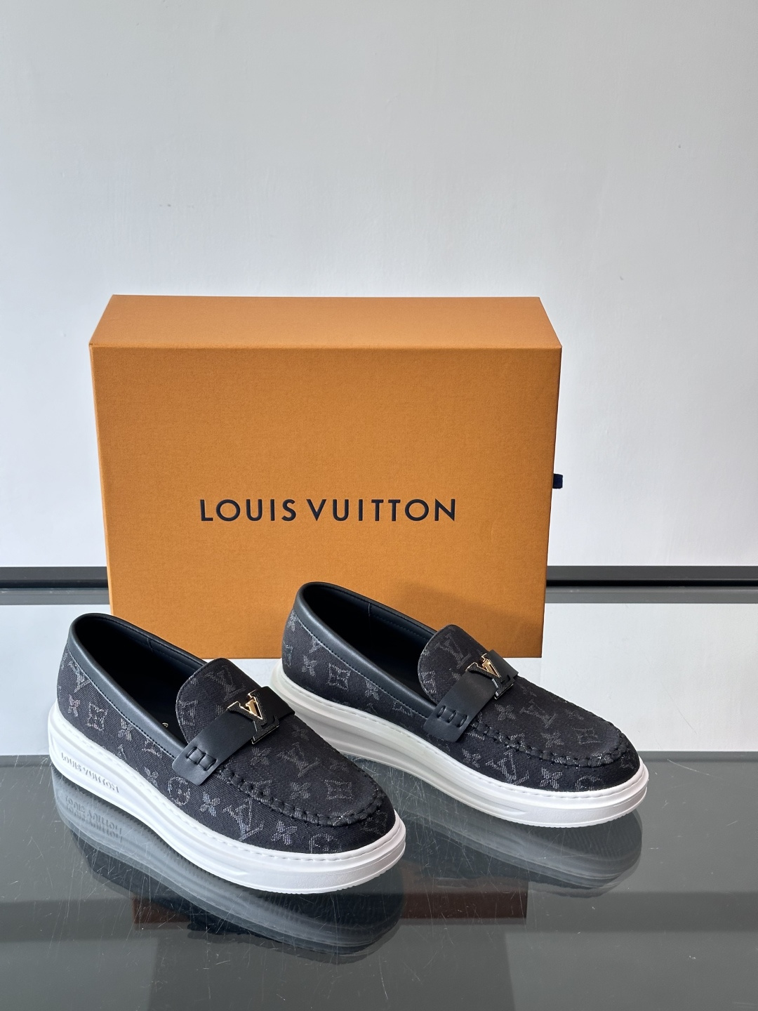 L.V Estate男士经典休闲乐福鞋，取材柔软牛仔面料➕牛皮革制成，营造休闲舒适体验。饰带点缀 LV 