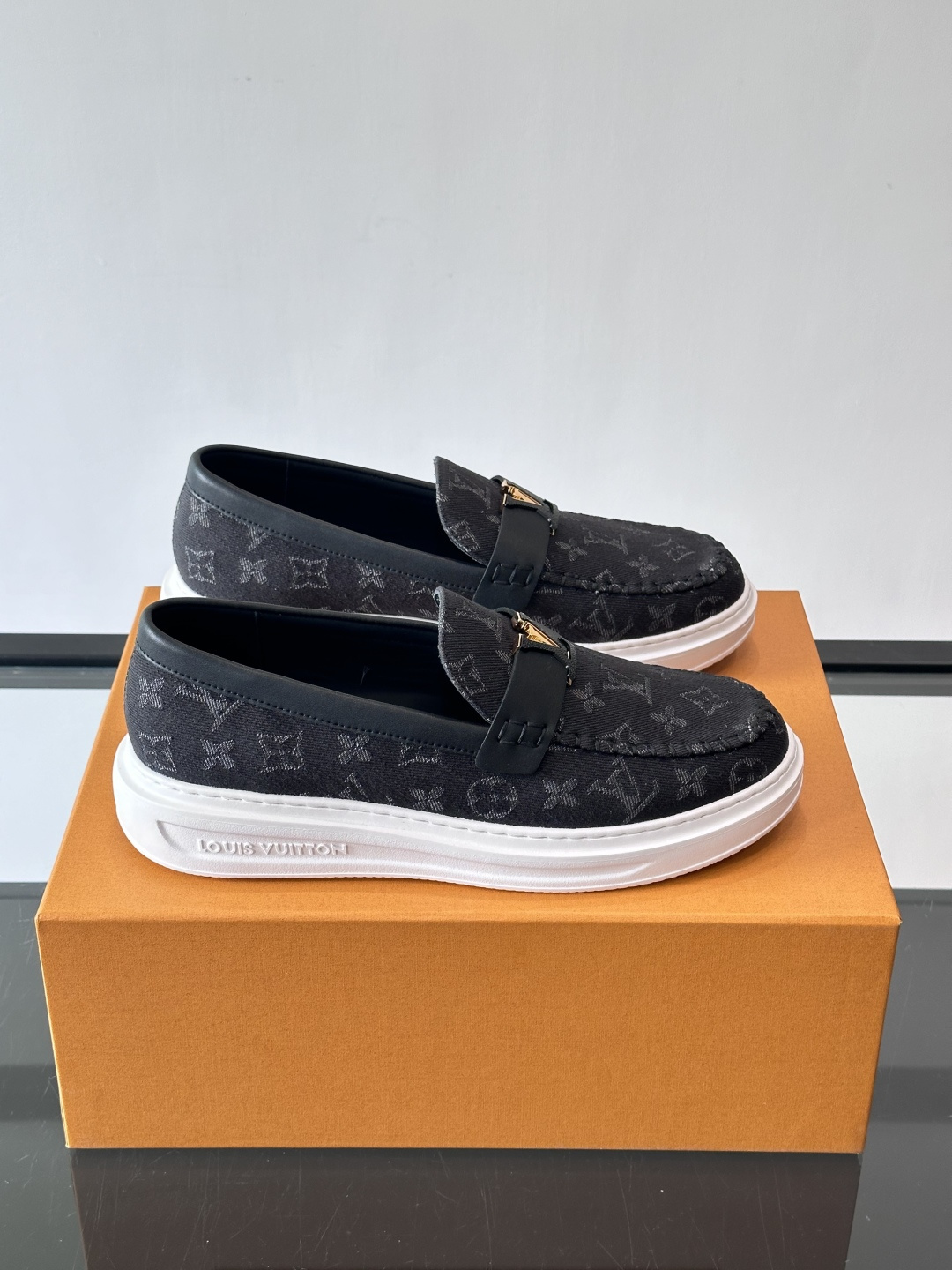 L.V Estate男士经典休闲乐福鞋，取材柔软牛仔面料➕牛皮革制成，营造休闲舒适体验。饰带点缀 LV 