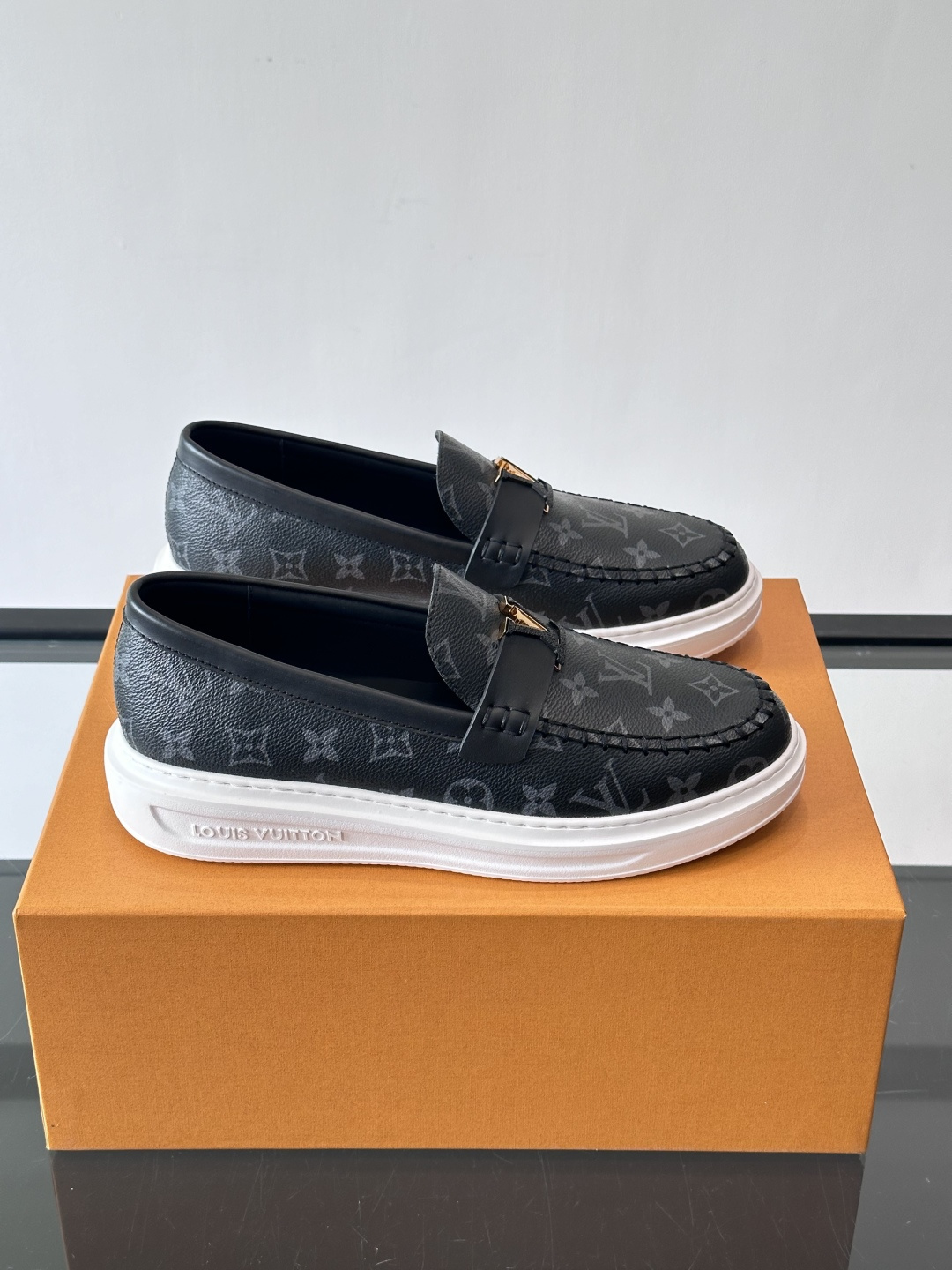 L.V Estate男士经典休闲乐福鞋，取材柔软牛仔面料➕牛皮革制成，营造休闲舒适体验。饰带点缀 LV 