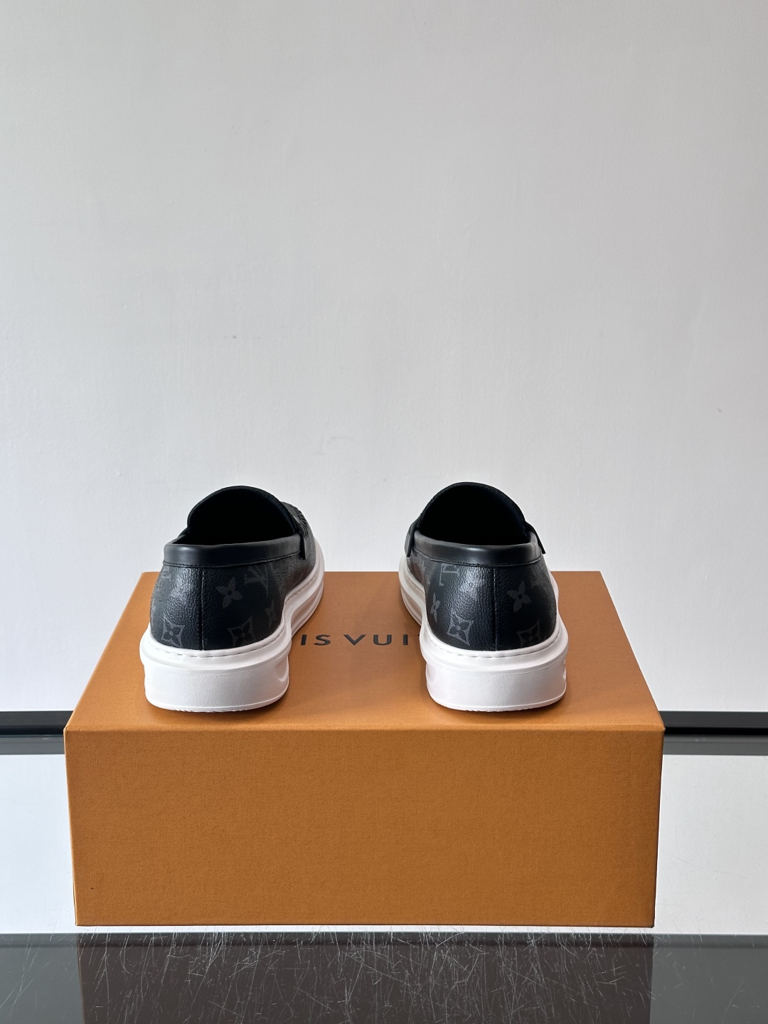 L.V Estate男士经典休闲乐福鞋，取材柔软牛仔面料➕牛皮革制成，营造休闲舒适体验。饰带点缀 LV 