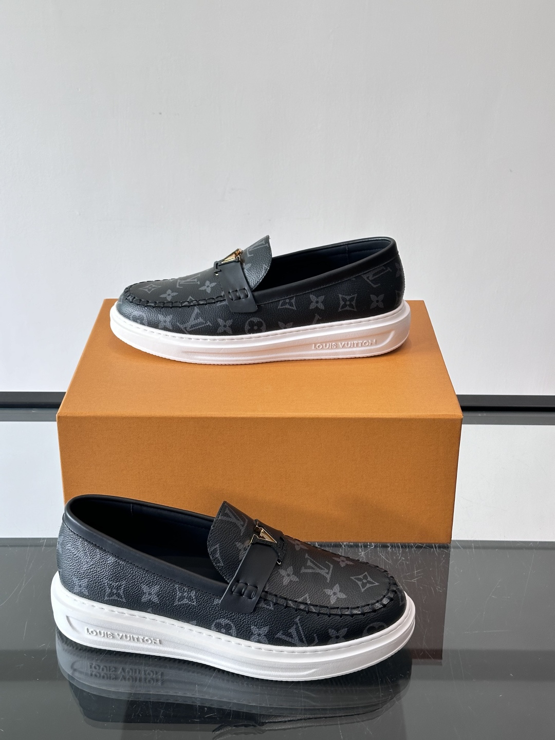 L.V Estate男士经典休闲乐福鞋，取材柔软牛仔面料➕牛皮革制成，营造休闲舒适体验。饰带点缀 LV 