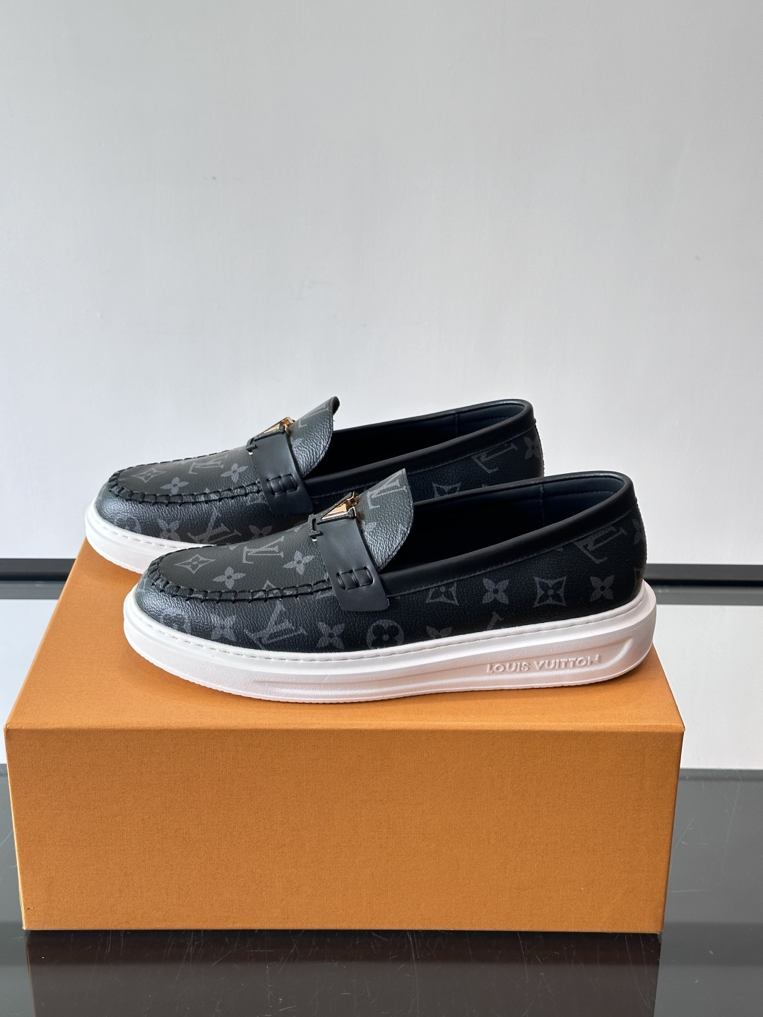 L.V Estate男士经典休闲乐福鞋，取材柔软牛仔面料➕牛皮革制成，营造休闲舒适体验。饰带点缀 LV 