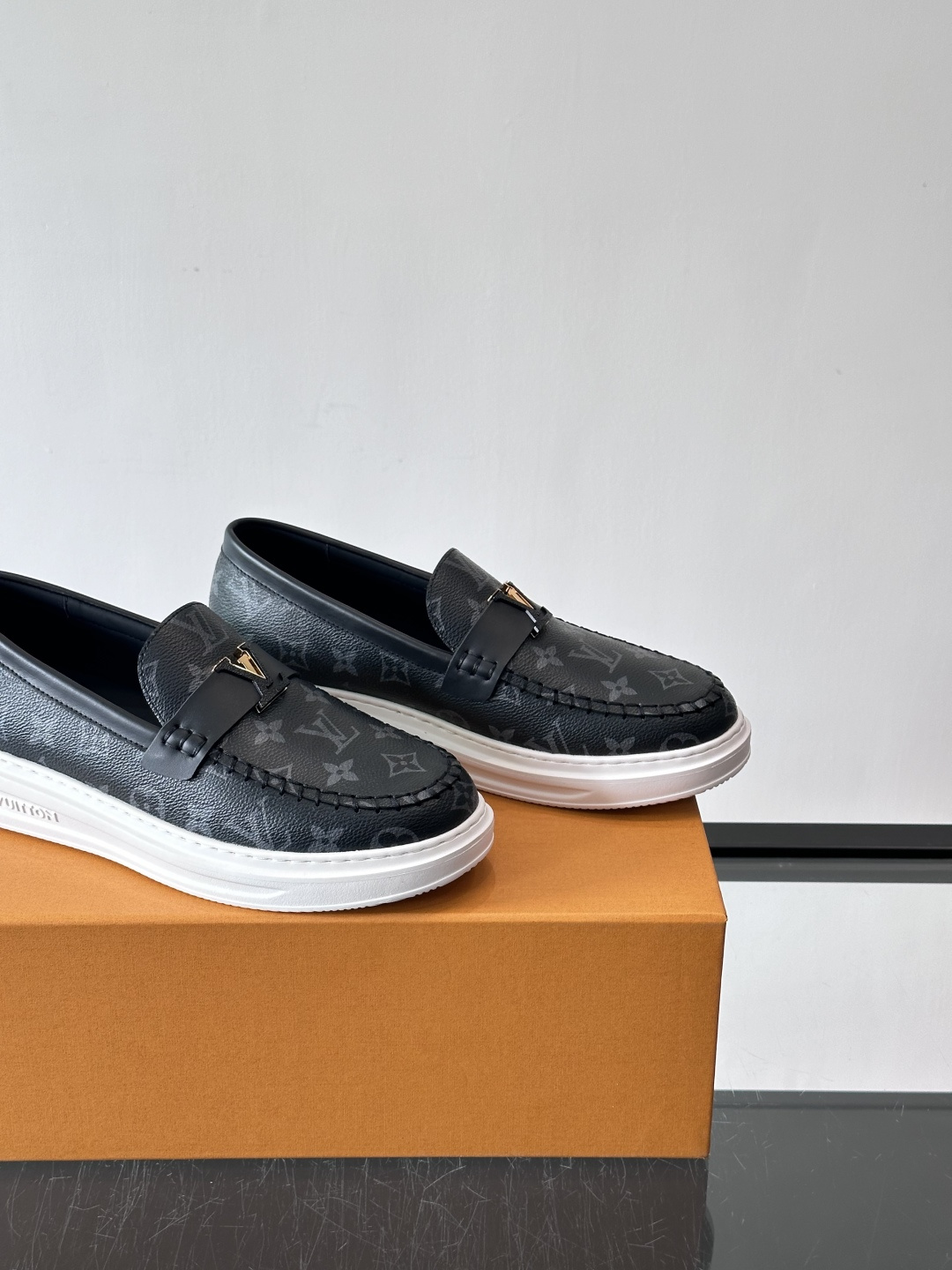 L.V Estate男士经典休闲乐福鞋，取材柔软牛仔面料➕牛皮革制成，营造休闲舒适体验。饰带点缀 LV 