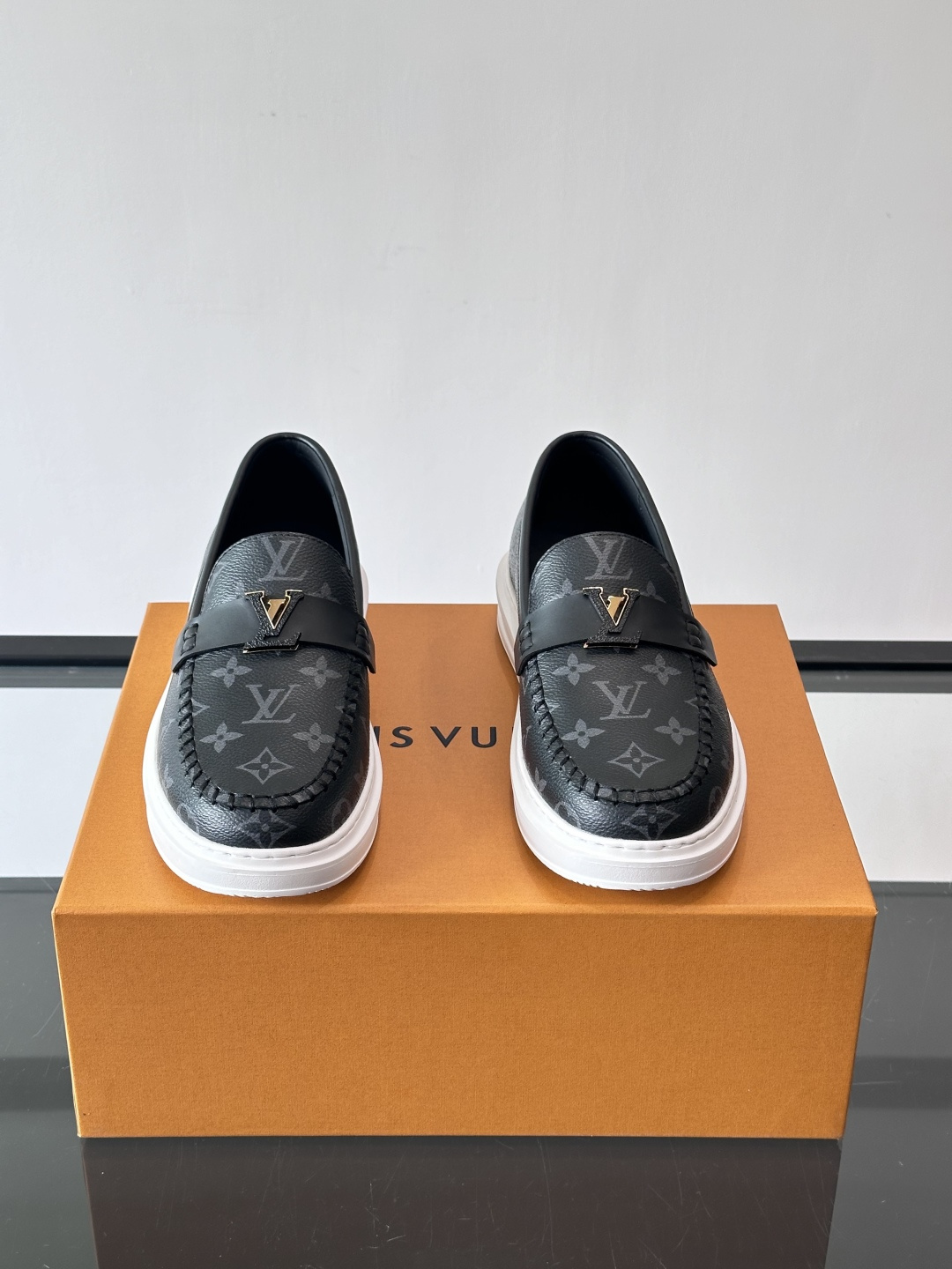 L.V Estate男士经典休闲乐福鞋，取材柔软牛仔面料➕牛皮革制成，营造休闲舒适体验。饰带点缀 LV 