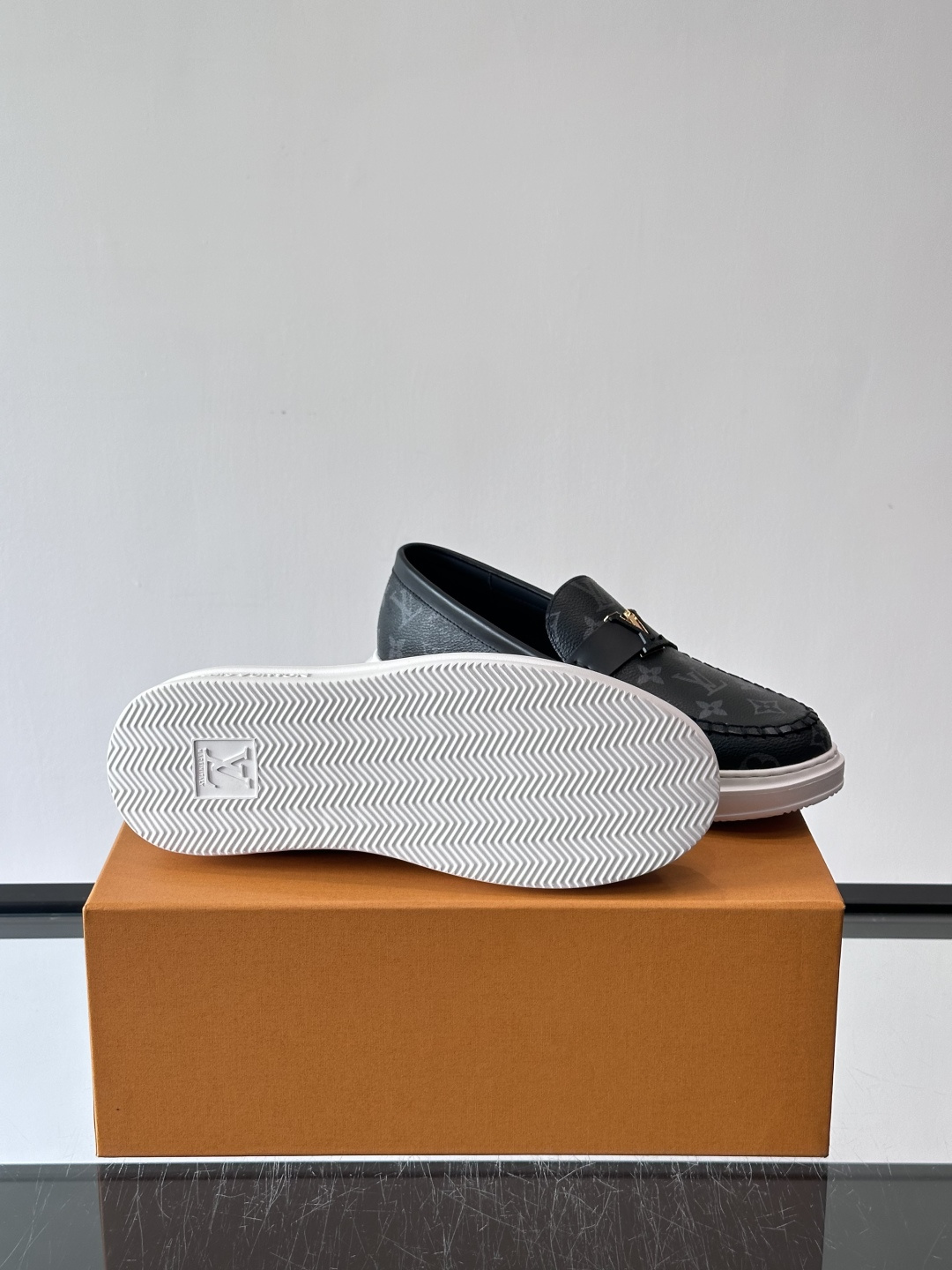 L.V Estate男士经典休闲乐福鞋，取材柔软牛仔面料➕牛皮革制成，营造休闲舒适体验。饰带点缀 LV 