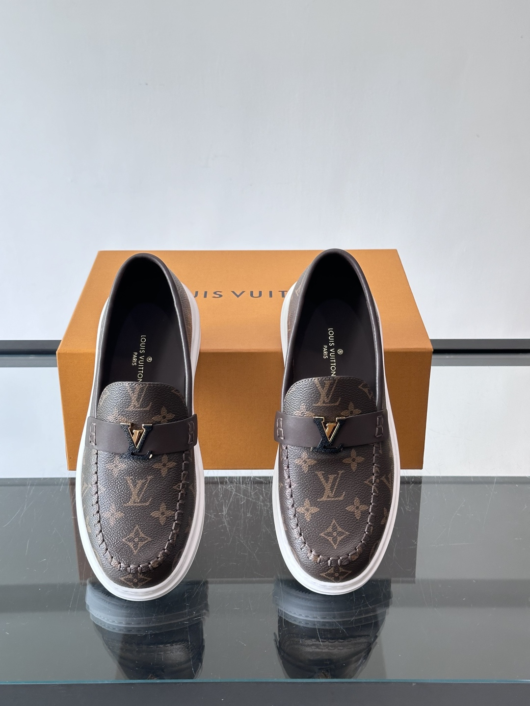 L.V Estate男士经典休闲乐福鞋，取材柔软牛仔面料➕牛皮革制成，营造休闲舒适体验。饰带点缀 LV 