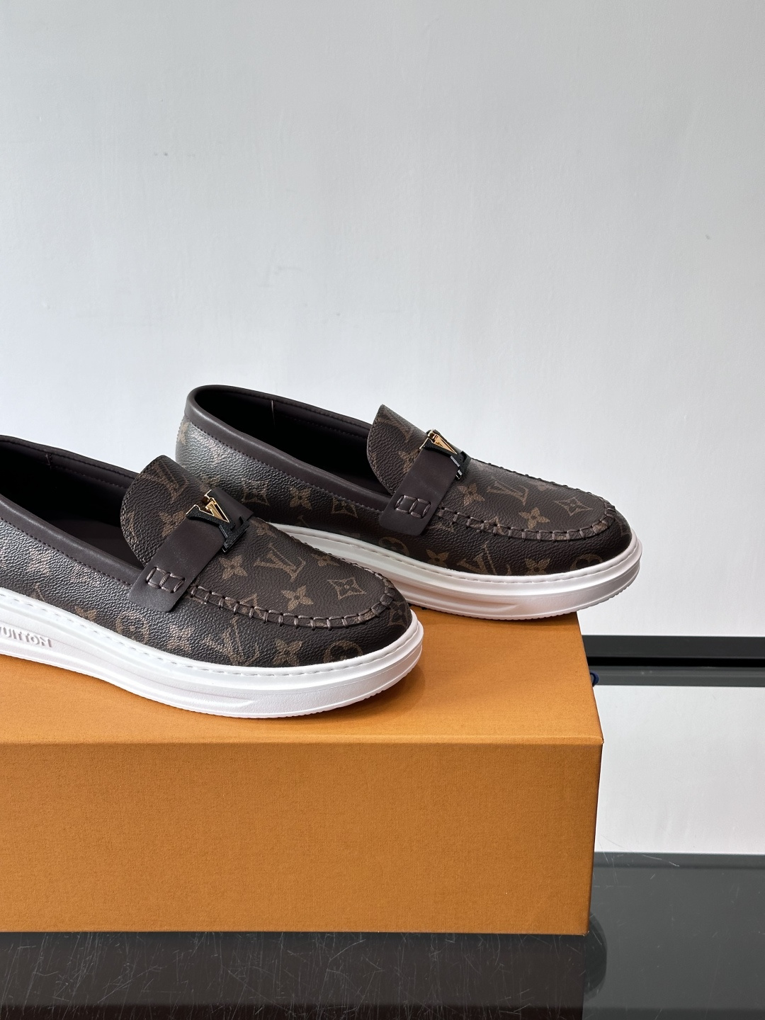 L.V Estate男士经典休闲乐福鞋，取材柔软牛仔面料➕牛皮革制成，营造休闲舒适体验。饰带点缀 LV 