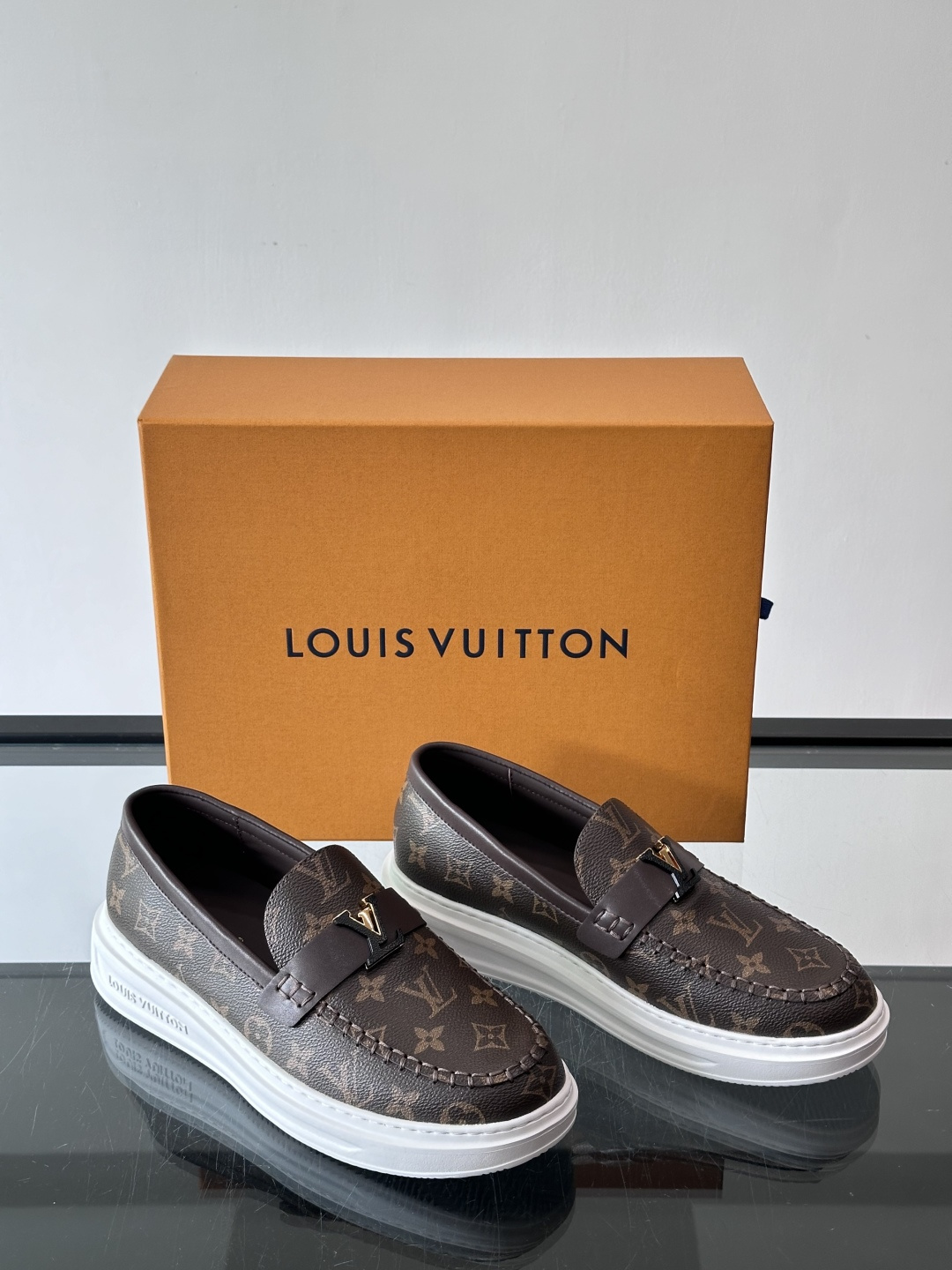 L.V Estate男士经典休闲乐福鞋，取材柔软牛仔面料➕牛皮革制成，营造休闲舒适体验。饰带点缀 LV 