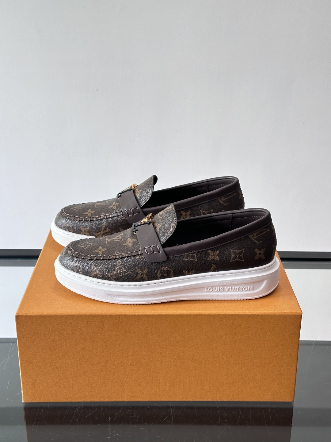 L.V Estate男士经典休闲乐福鞋，取材柔软牛仔面料➕牛皮革制成，营造休闲舒适体验。饰带点缀 LV 