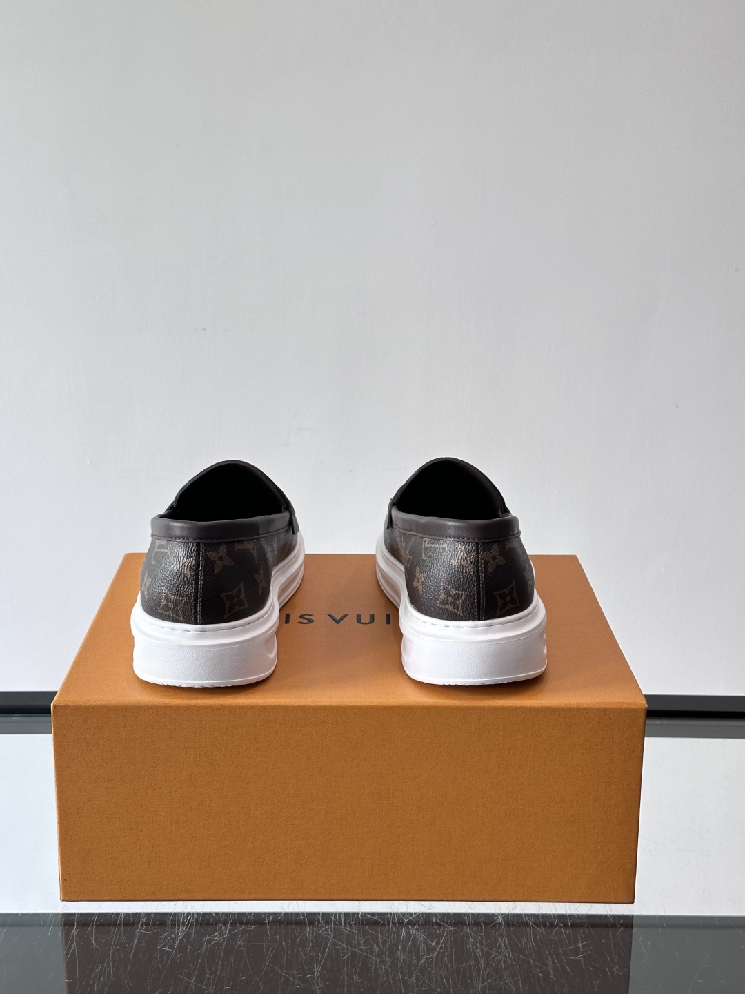 L.V Estate男士经典休闲乐福鞋，取材柔软牛仔面料➕牛皮革制成，营造休闲舒适体验。饰带点缀 LV 