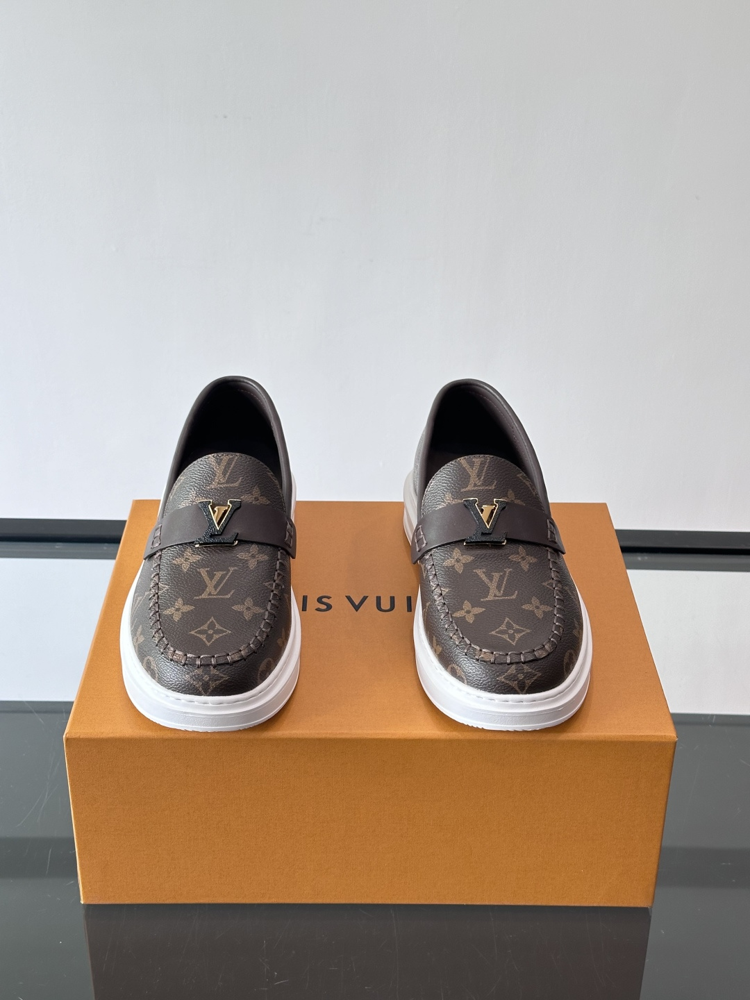 L.V Estate男士经典休闲乐福鞋，取材柔软牛仔面料➕牛皮革制成，营造休闲舒适体验。饰带点缀 LV 