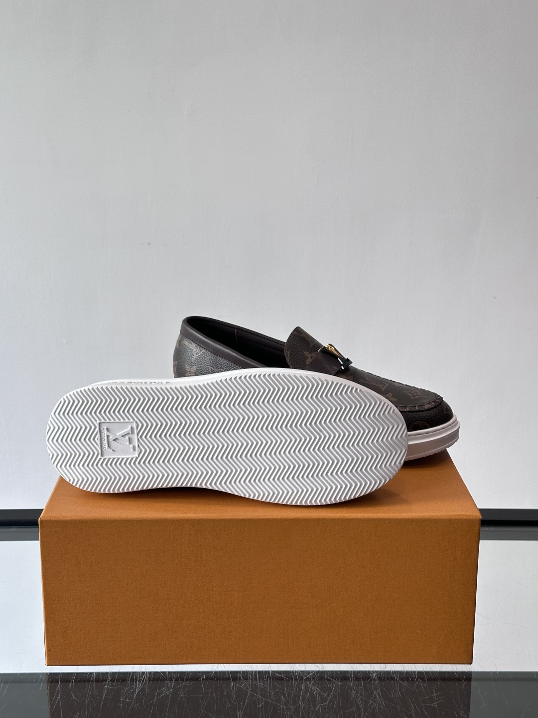 L.V Estate男士经典休闲乐福鞋，取材柔软牛仔面料➕牛皮革制成，营造休闲舒适体验。饰带点缀 LV 