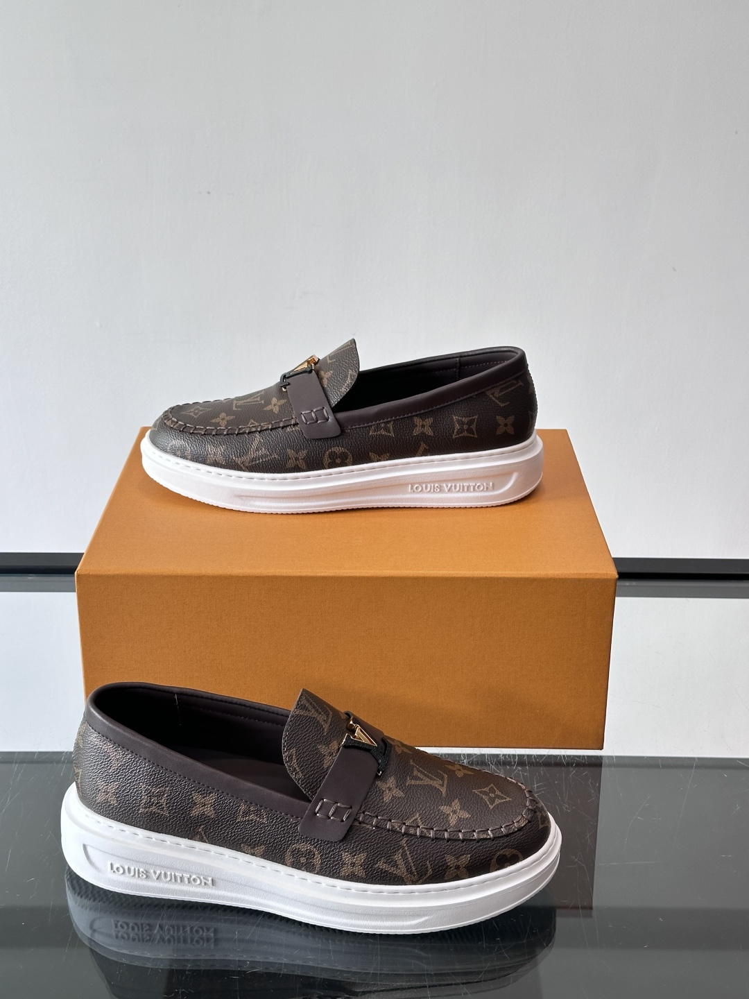 L.V Estate男士经典休闲乐福鞋，取材柔软牛仔面料➕牛皮革制成，营造休闲舒适体验。饰带点缀 LV 