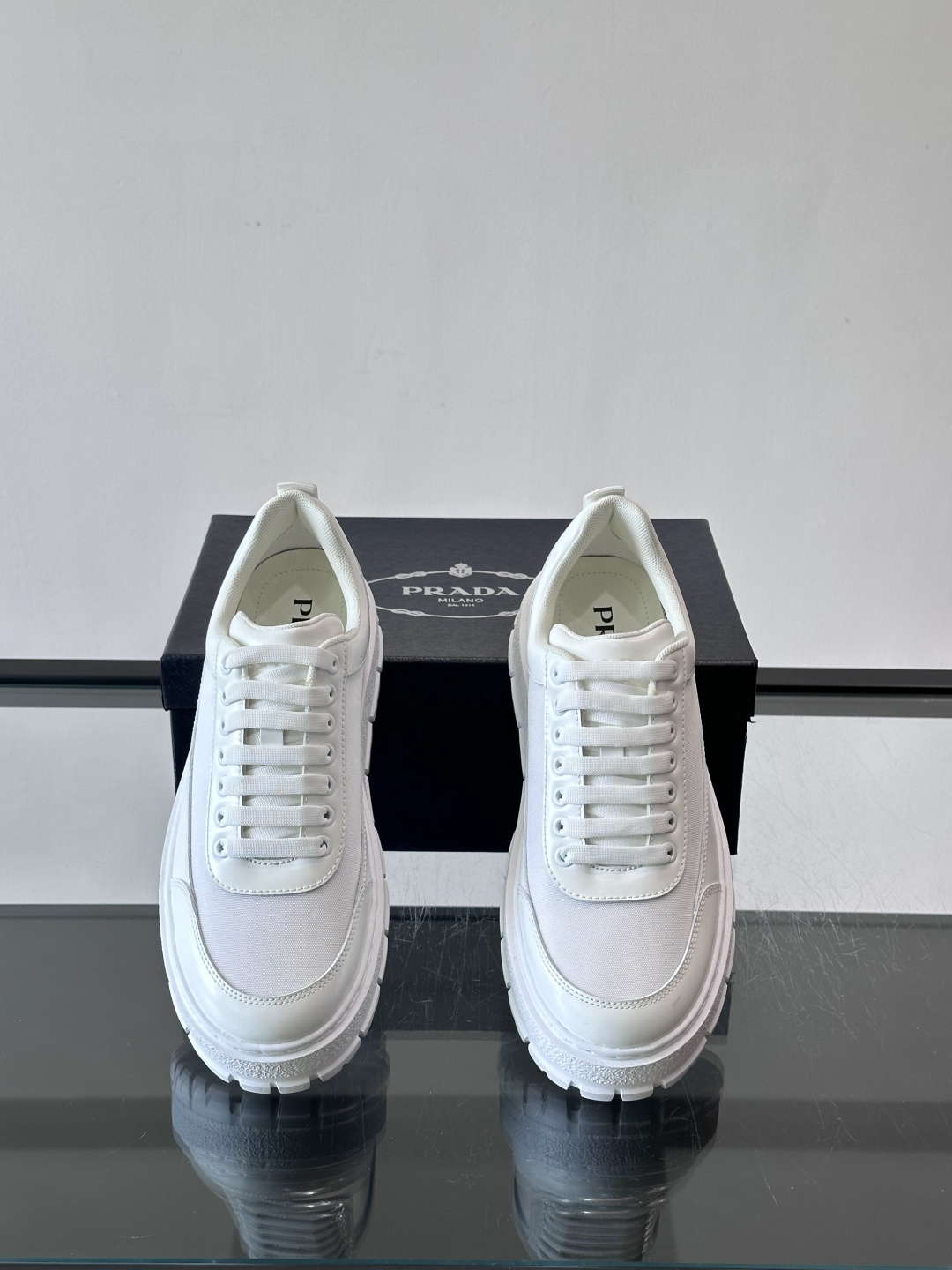 Prada男士休闲厚底运动鞋，选用意大利进口牛皮＋网布，内里牛皮垫脚，舒适又透气！橡胶鞋底防滑，日常出街
