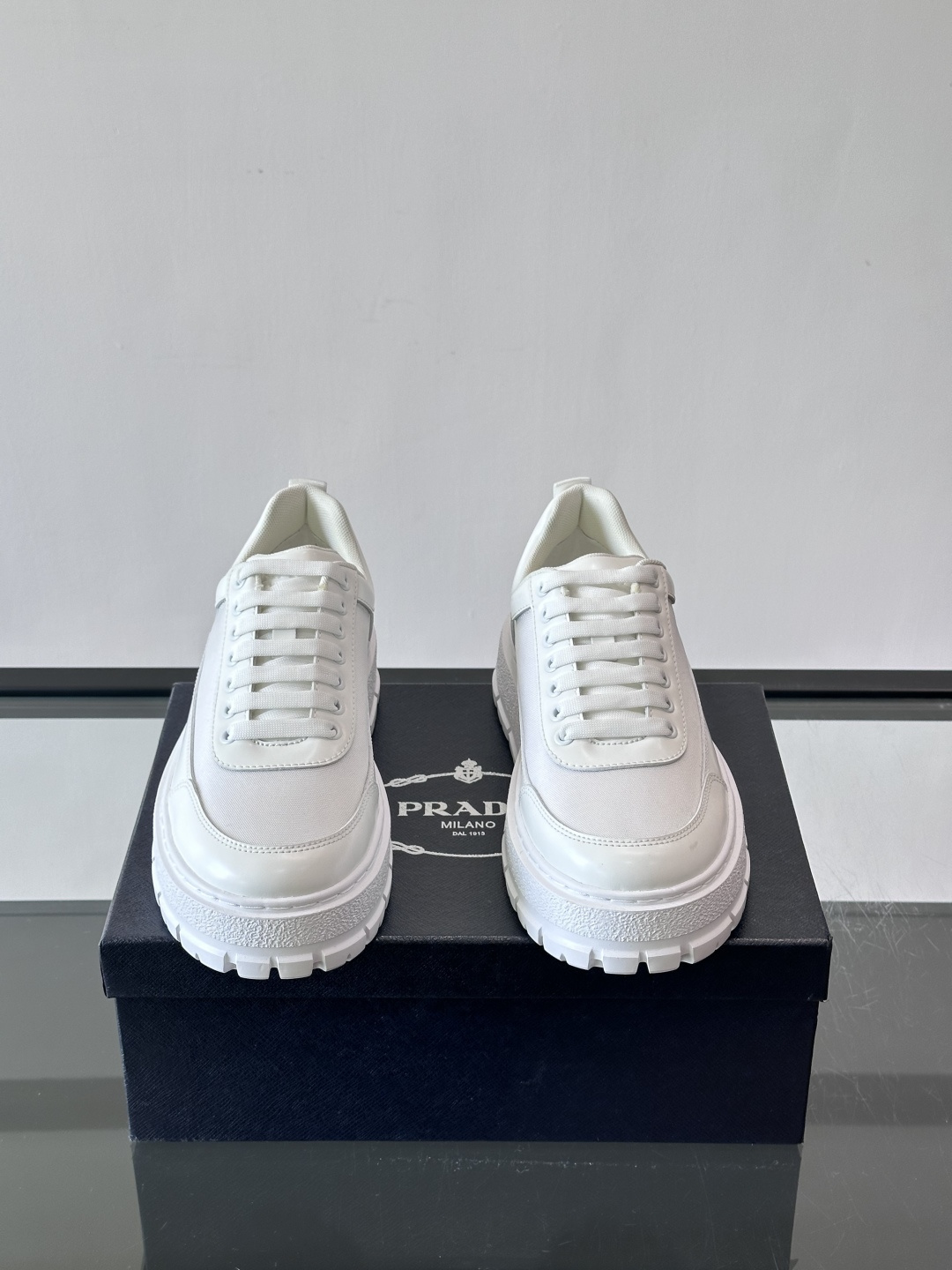 Prada男士休闲厚底运动鞋，选用意大利进口牛皮＋网布，内里牛皮垫脚，舒适又透气！橡胶鞋底防滑，日常出街
