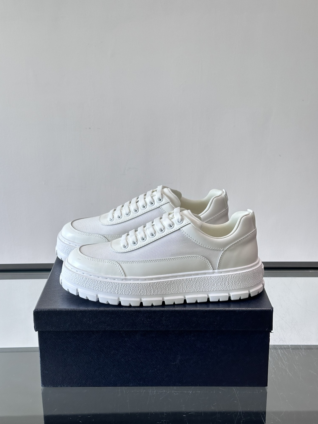 Prada男士休闲厚底运动鞋，选用意大利进口牛皮＋网布，内里牛皮垫脚，舒适又透气！橡胶鞋底防滑，日常出街