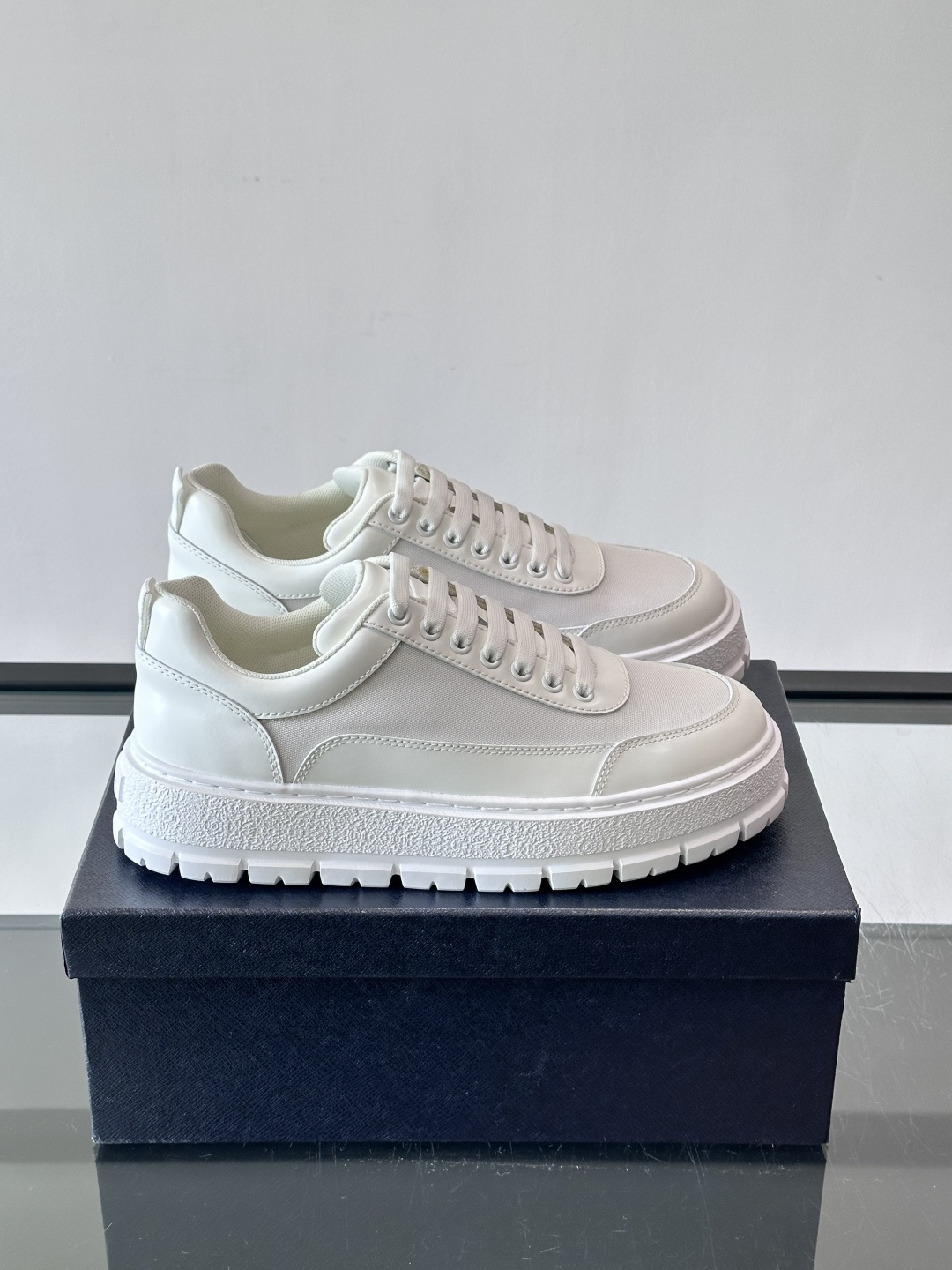 Prada男士休闲厚底运动鞋，选用意大利进口牛皮＋网布，内里牛皮垫脚，舒适又透气！橡胶鞋底防滑，日常出街