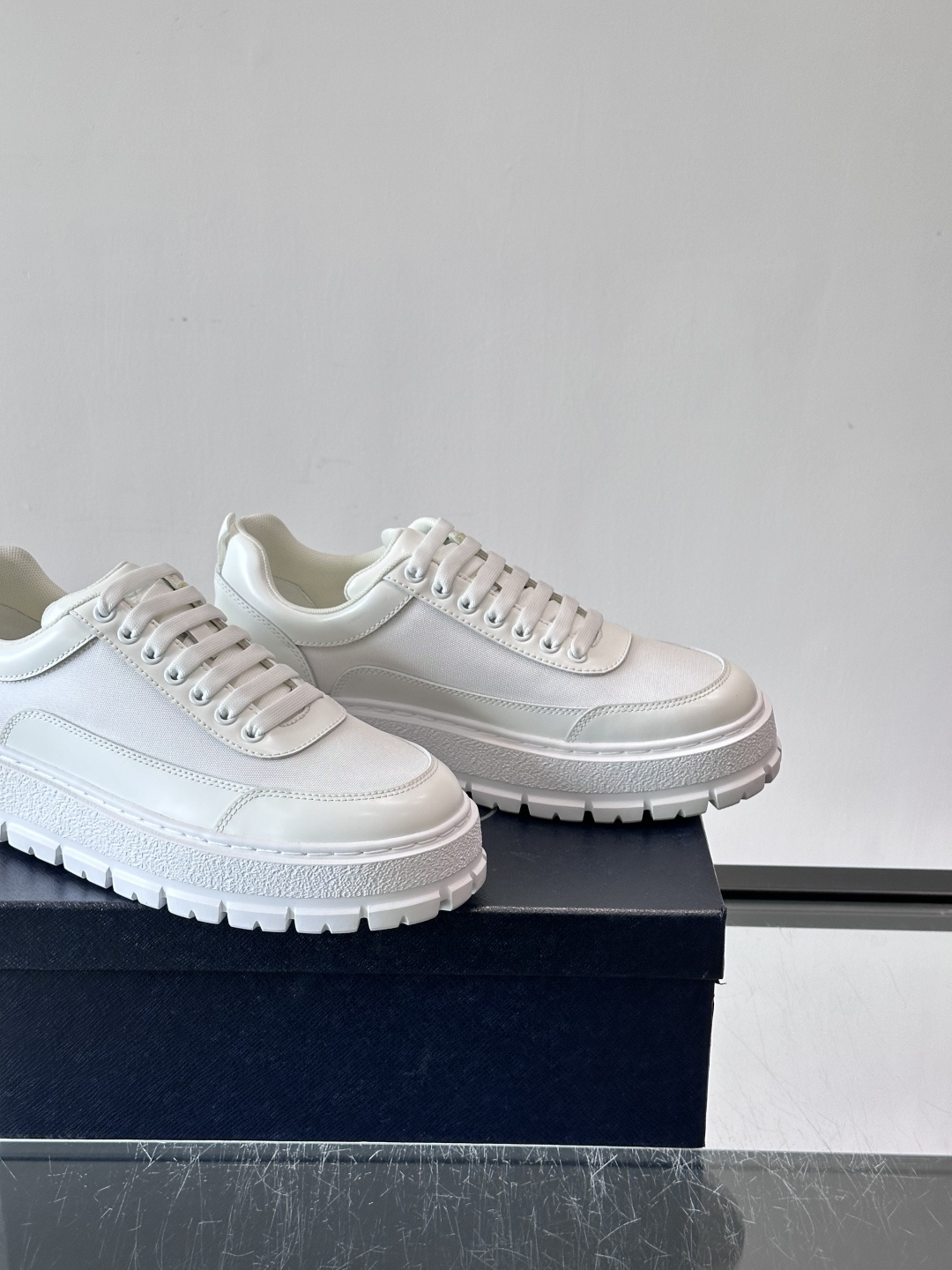 Prada男士休闲厚底运动鞋，选用意大利进口牛皮＋网布，内里牛皮垫脚，舒适又透气！橡胶鞋底防滑，日常出街