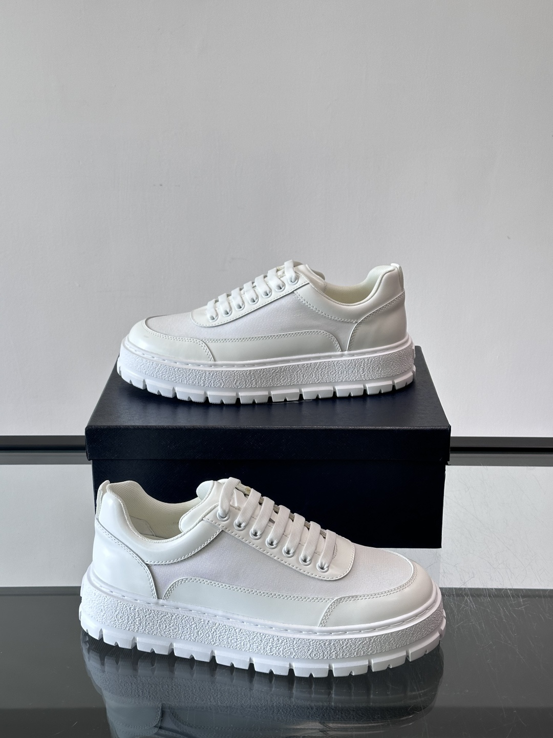 Prada男士休闲厚底运动鞋，选用意大利进口牛皮＋网布，内里牛皮垫脚，舒适又透气！橡胶鞋底防滑，日常出街