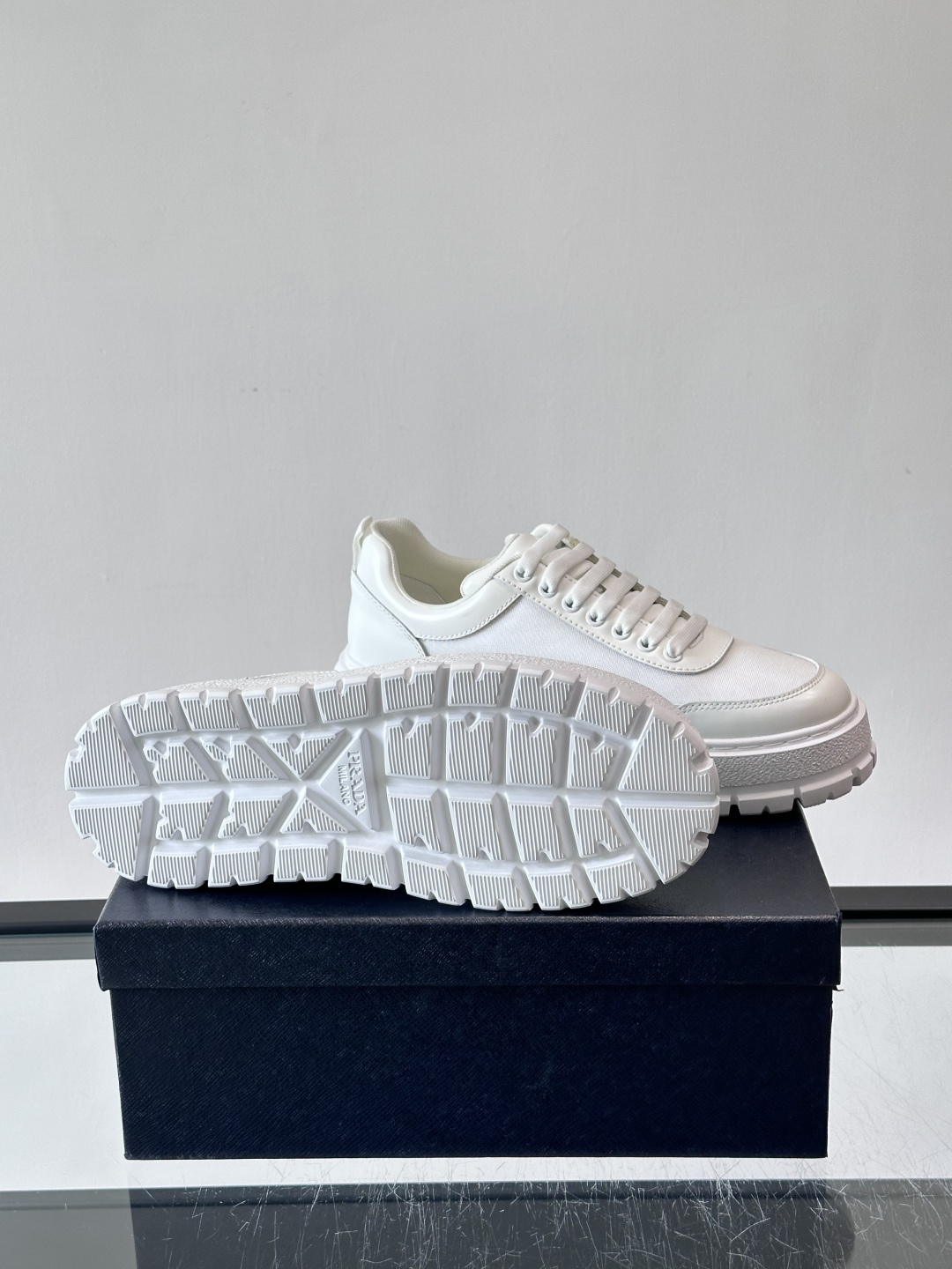 Prada男士休闲厚底运动鞋，选用意大利进口牛皮＋网布，内里牛皮垫脚，舒适又透气！橡胶鞋底防滑，日常出街