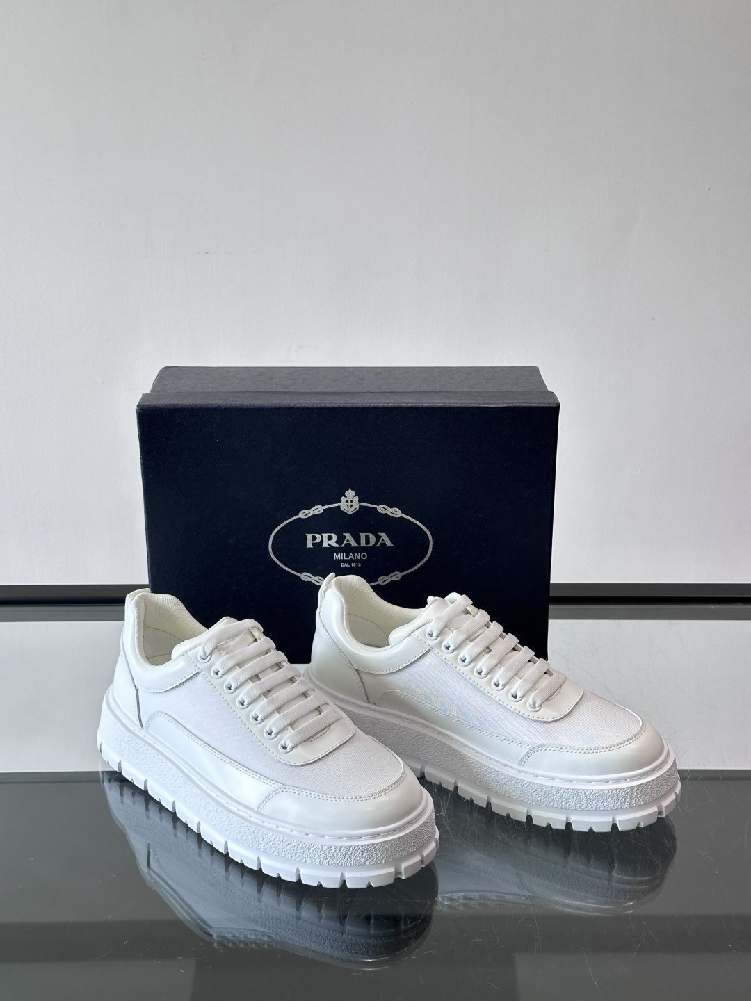 Prada男士休闲厚底运动鞋，选用意大利进口牛皮＋网布，内里牛皮垫脚，舒适又透气！橡胶鞋底防滑，日常出街