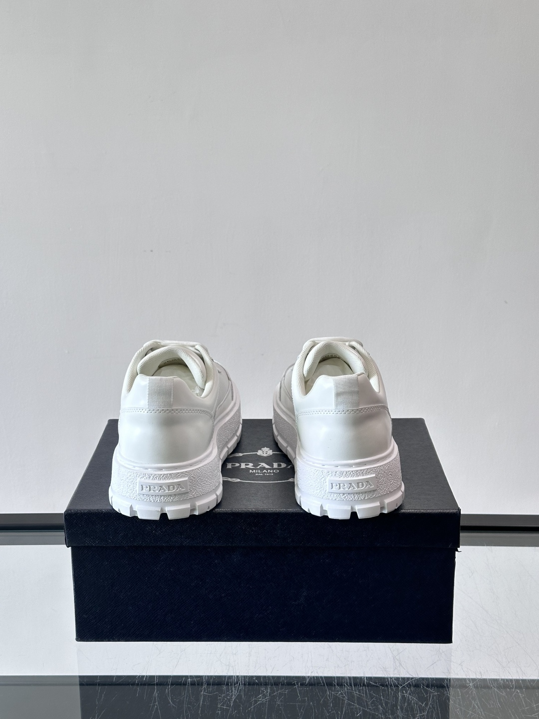 Prada男士休闲厚底运动鞋，选用意大利进口牛皮＋网布，内里牛皮垫脚，舒适又透气！橡胶鞋底防滑，日常出街