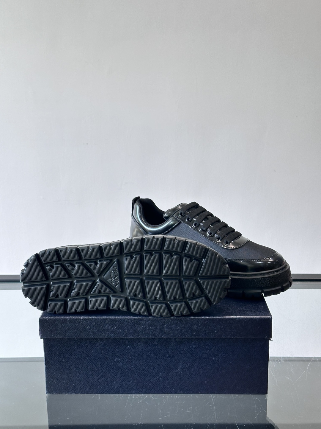 Prada男士休闲厚底运动鞋，选用意大利进口牛皮＋网布，内里牛皮垫脚，舒适又透气！橡胶鞋底防滑，日常出街