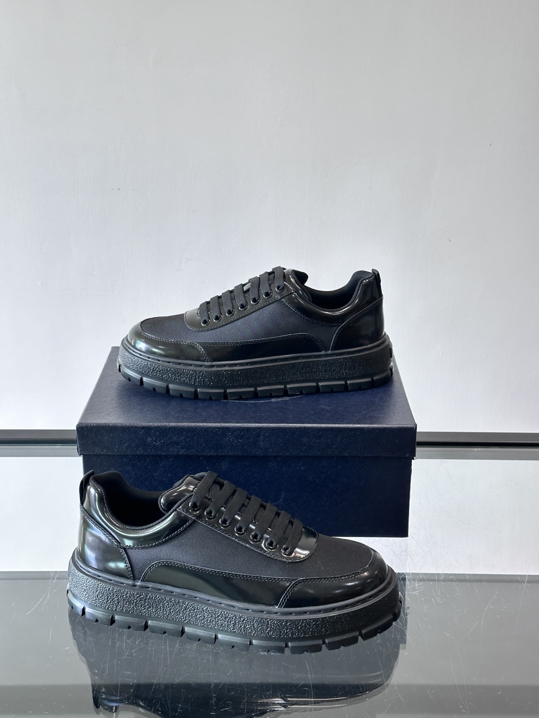 Prada男士休闲厚底运动鞋，选用意大利进口牛皮＋网布，内里牛皮垫脚，舒适又透气！橡胶鞋底防滑，日常出街