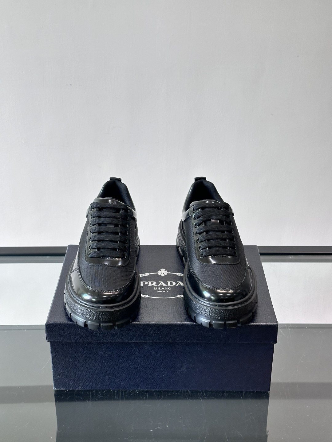Prada男士休闲厚底运动鞋，选用意大利进口牛皮＋网布，内里牛皮垫脚，舒适又透气！橡胶鞋底防滑，日常出街