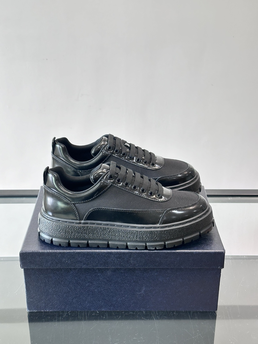 Prada男士休闲厚底运动鞋，选用意大利进口牛皮＋网布，内里牛皮垫脚，舒适又透气！橡胶鞋底防滑，日常出街